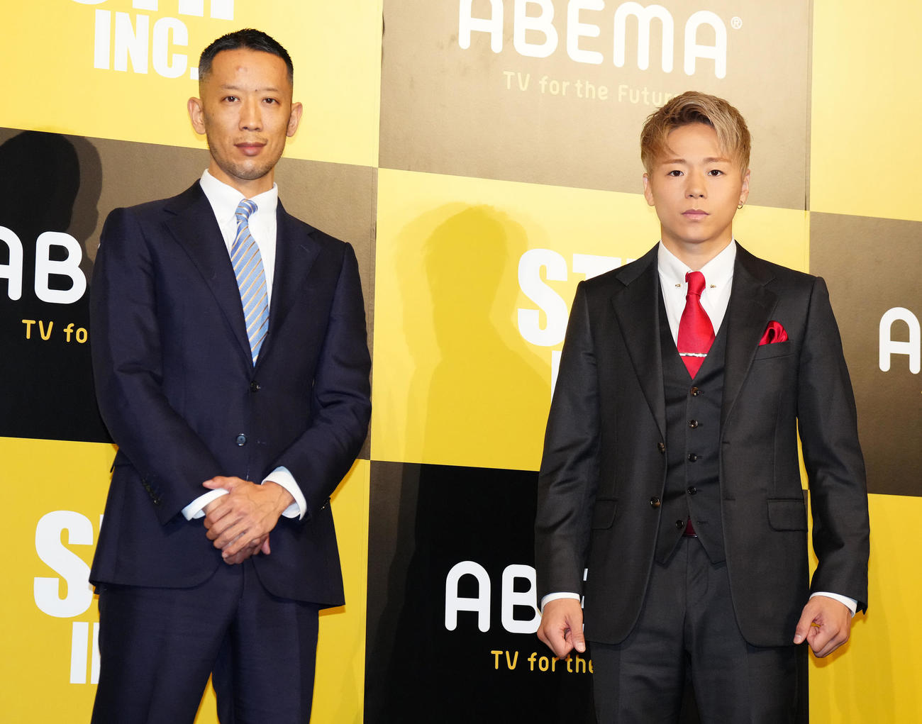 新契約記者会見でABEMAの北野氏（左）と写真に納まる武尊（撮影・江口和貴）