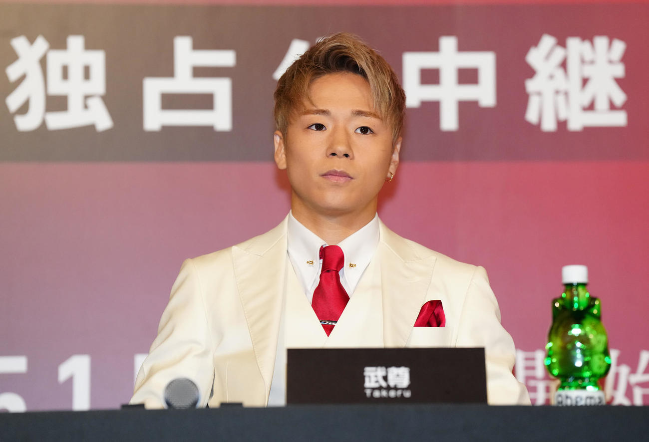 復帰戦が決定し、会見に臨む武尊（撮影・江口和貴）