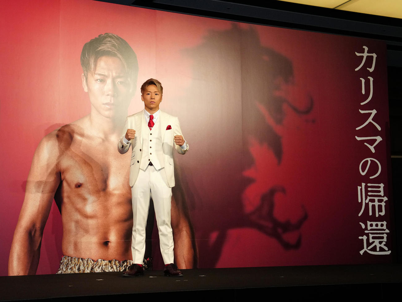 復帰戦決定会見に臨み、写真に納まる武尊（撮影・江口和貴）
