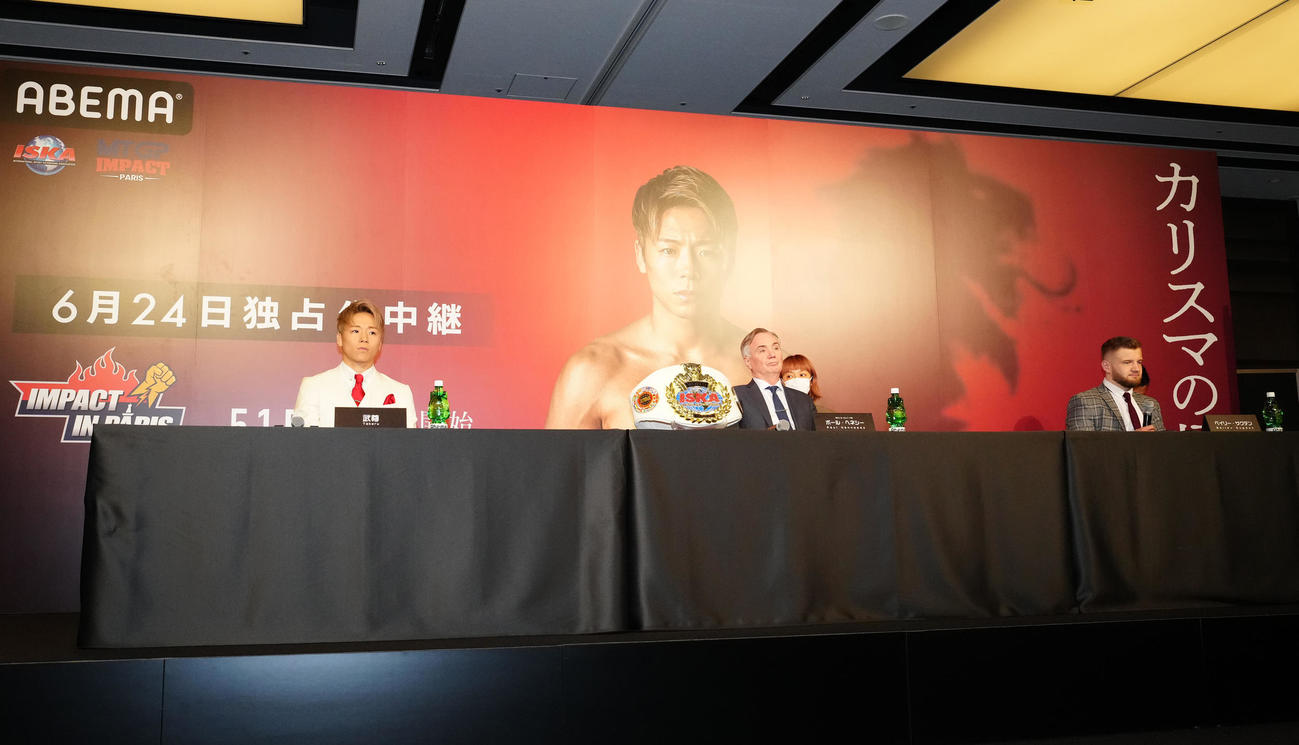 復帰戦が決定し、会見に臨む武尊（左）。中央はISKAヨーロッパ代表ポール・ヘネシー氏、右は対戦相手のベイリー・サグデン（撮影・江口和貴）