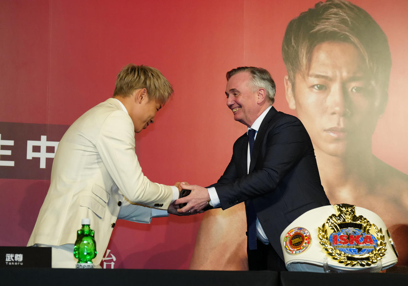 復帰戦決定会見でISKAヨーロッパ代表ポール・ヘネシー氏（右）と握手を交わす武尊（撮影・江口和貴）