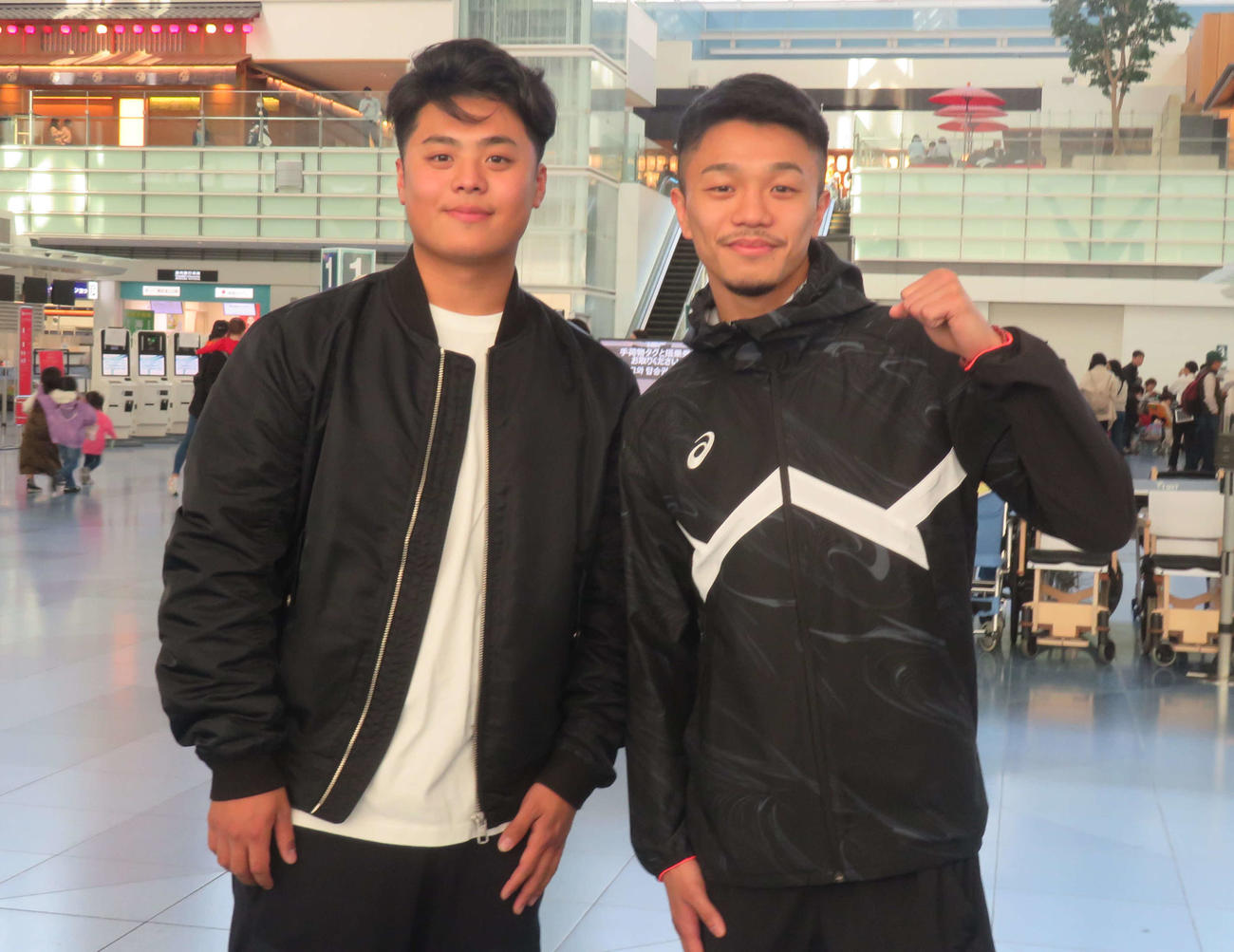 弟龍人マネジャー（左）とともに合宿先の米ロサンゼルスに出発した前WBO世界フライ級王者中谷潤人