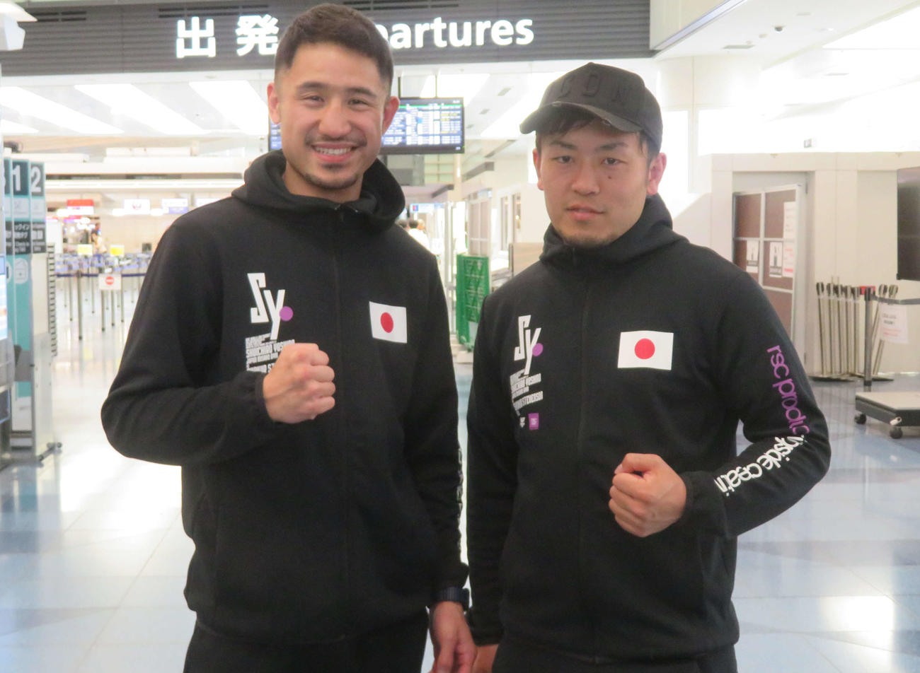 担当の椎野大輝トレーナー（右）と渡米したWBC世界ライト級4位吉野修一郎
