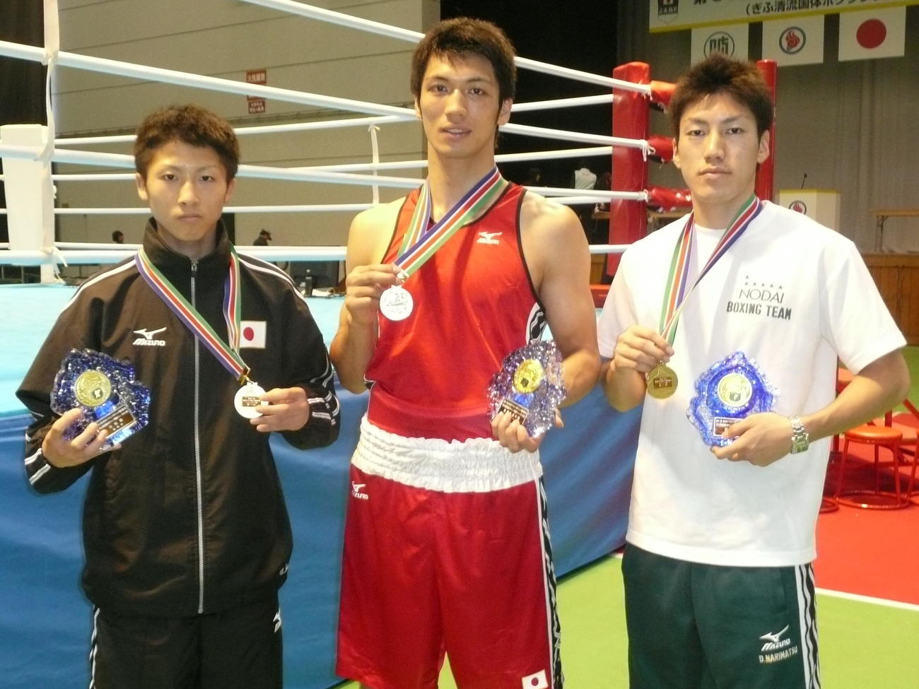 11年11月、全日本選手権優勝後に井上（左）、成松（右）を連れてきて一緒に記念撮影した村田