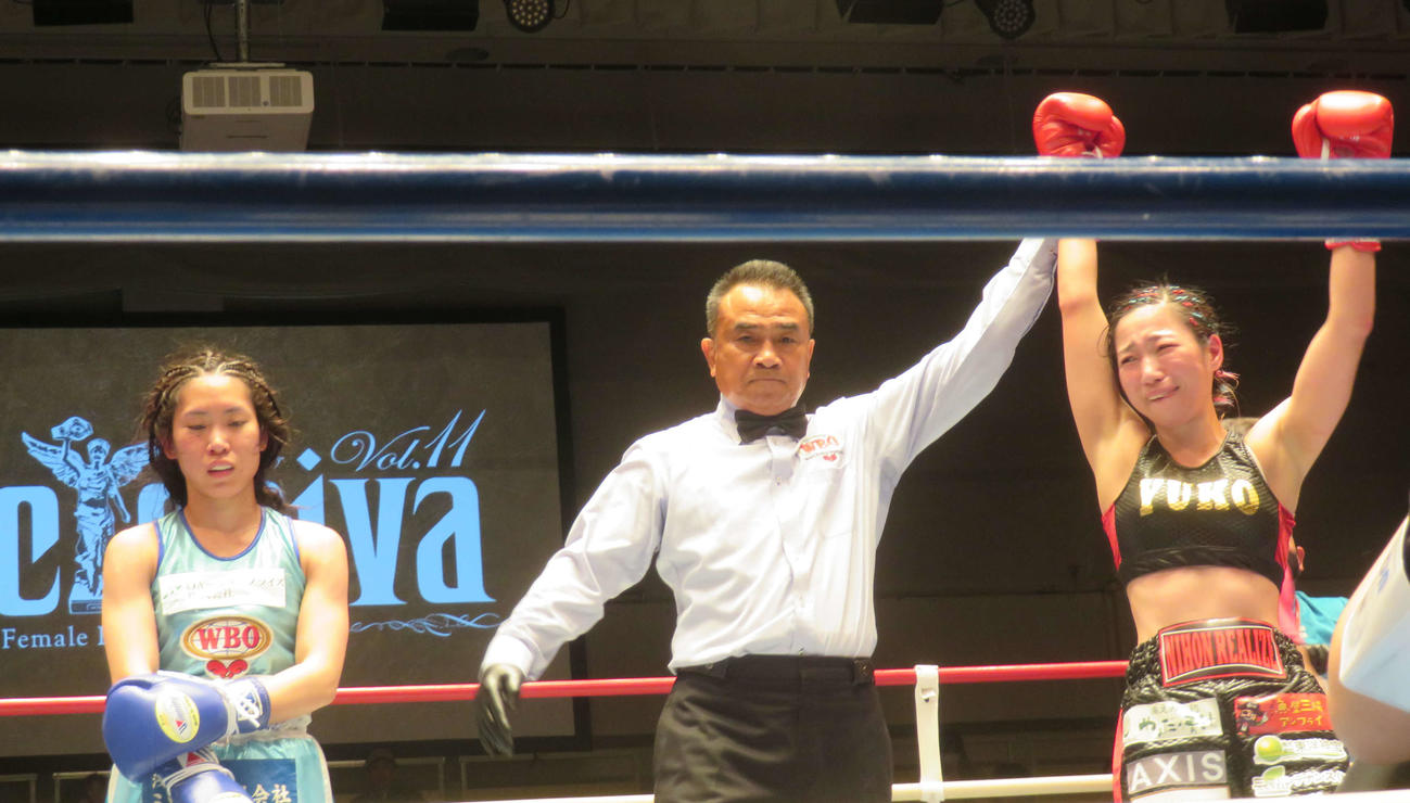 前王者鈴木菜々江（左端）を判定で下し、初防衛に成功したWBO女子世界ミニマム級王者黒木優子（右端）