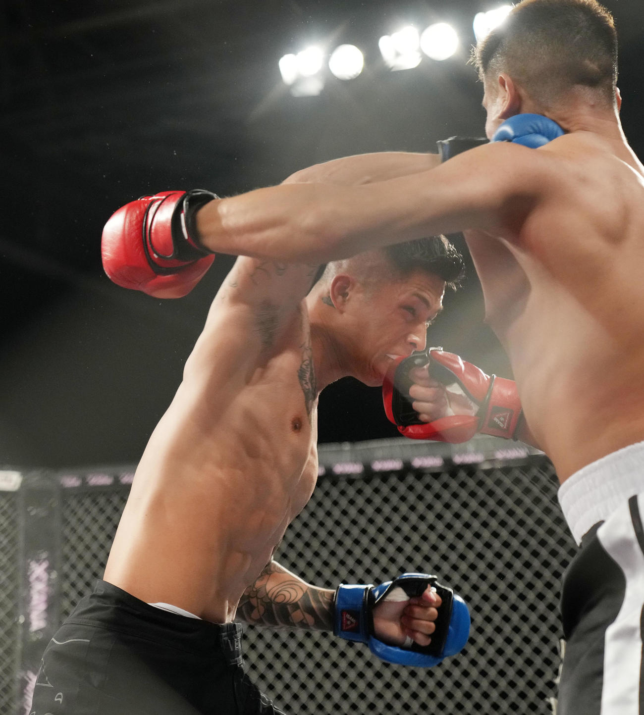 外枦保尋斗対醤油ニキ　パンチを放つ外枦保尋斗（左）（撮影・横山健太）