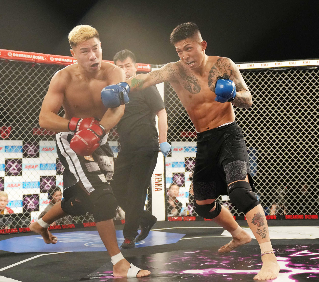 外枦保尋斗対醤油ニキ　ダウンを奪う外枦保尋斗（右）（撮影・横山健太）