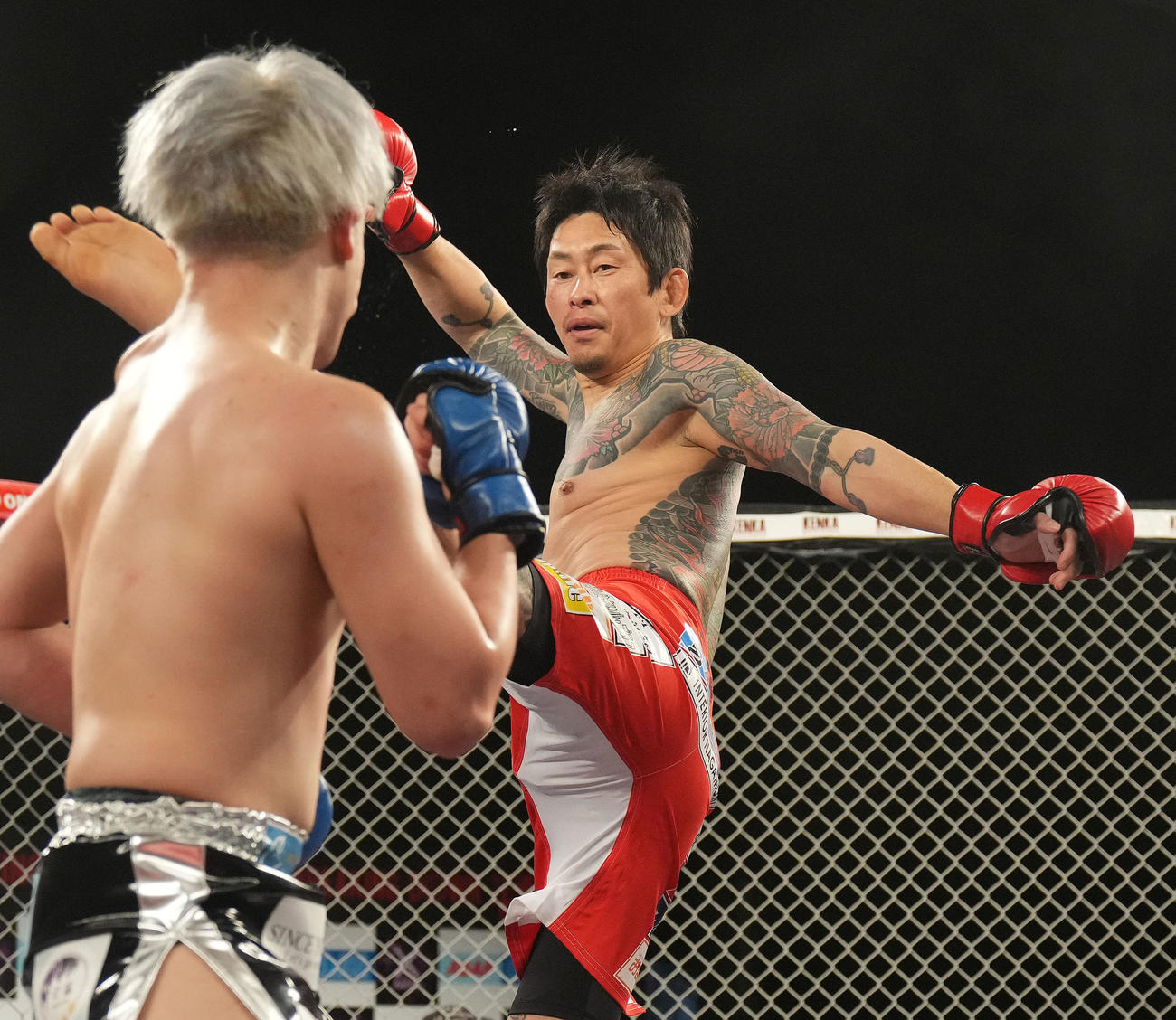 ジョリー対啓之輔　蹴りを放つ啓之輔（撮影・横山健太）