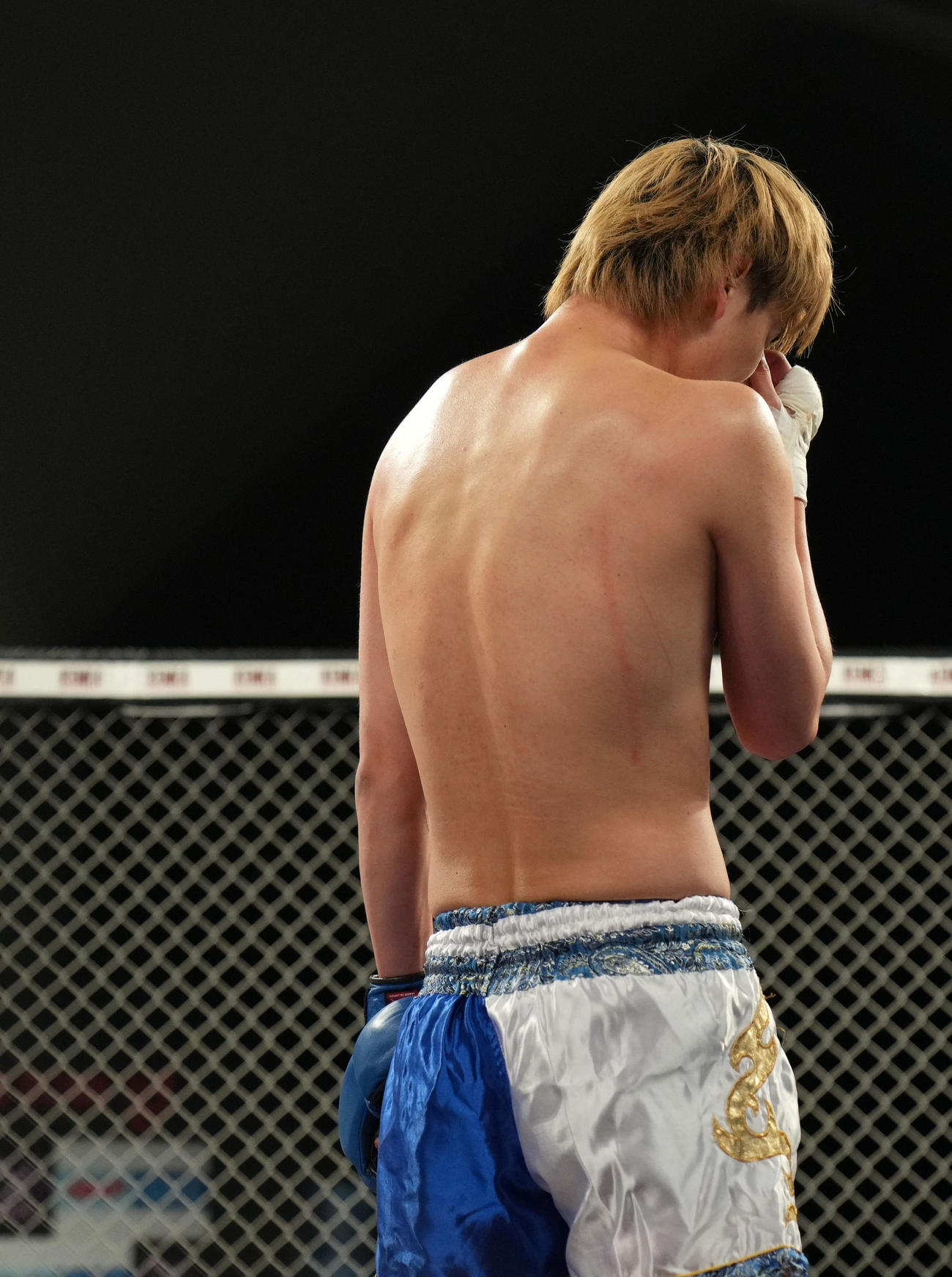 松葉大輝対ぬりぼう　勝利し涙を流す松葉大輝（撮影・横山健太）