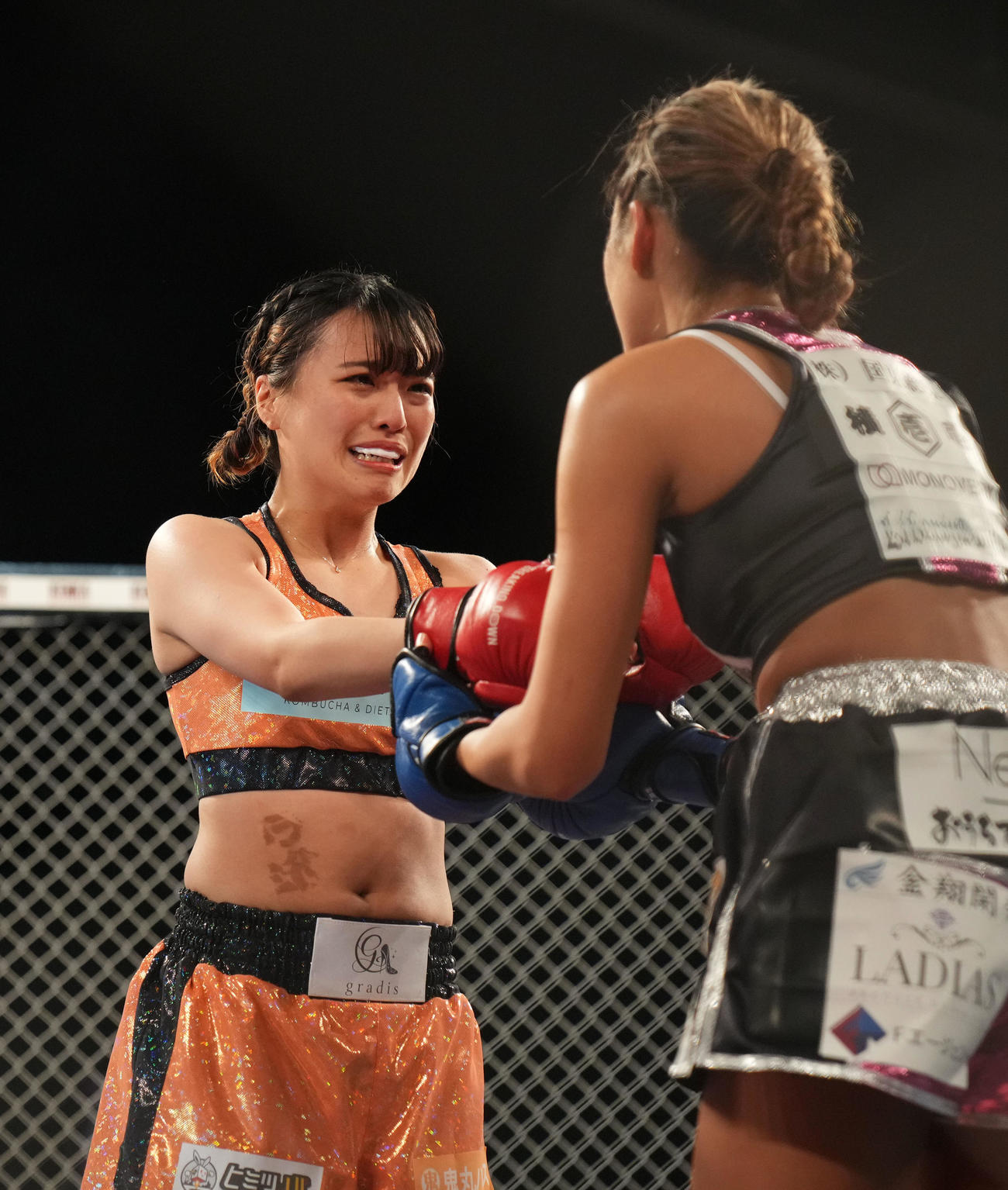 木村美玲対いわち　勝利し涙を流すいわち（左）（撮影・横山健太）