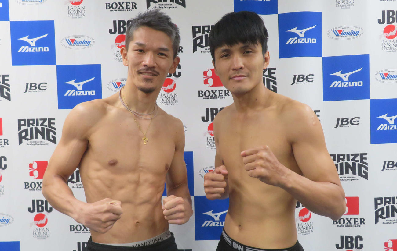 再起戦に向けて計量パスした元IBF世界スーパーフェザー級王者尾川堅一（左）と対戦相手のクライ・セッタポン