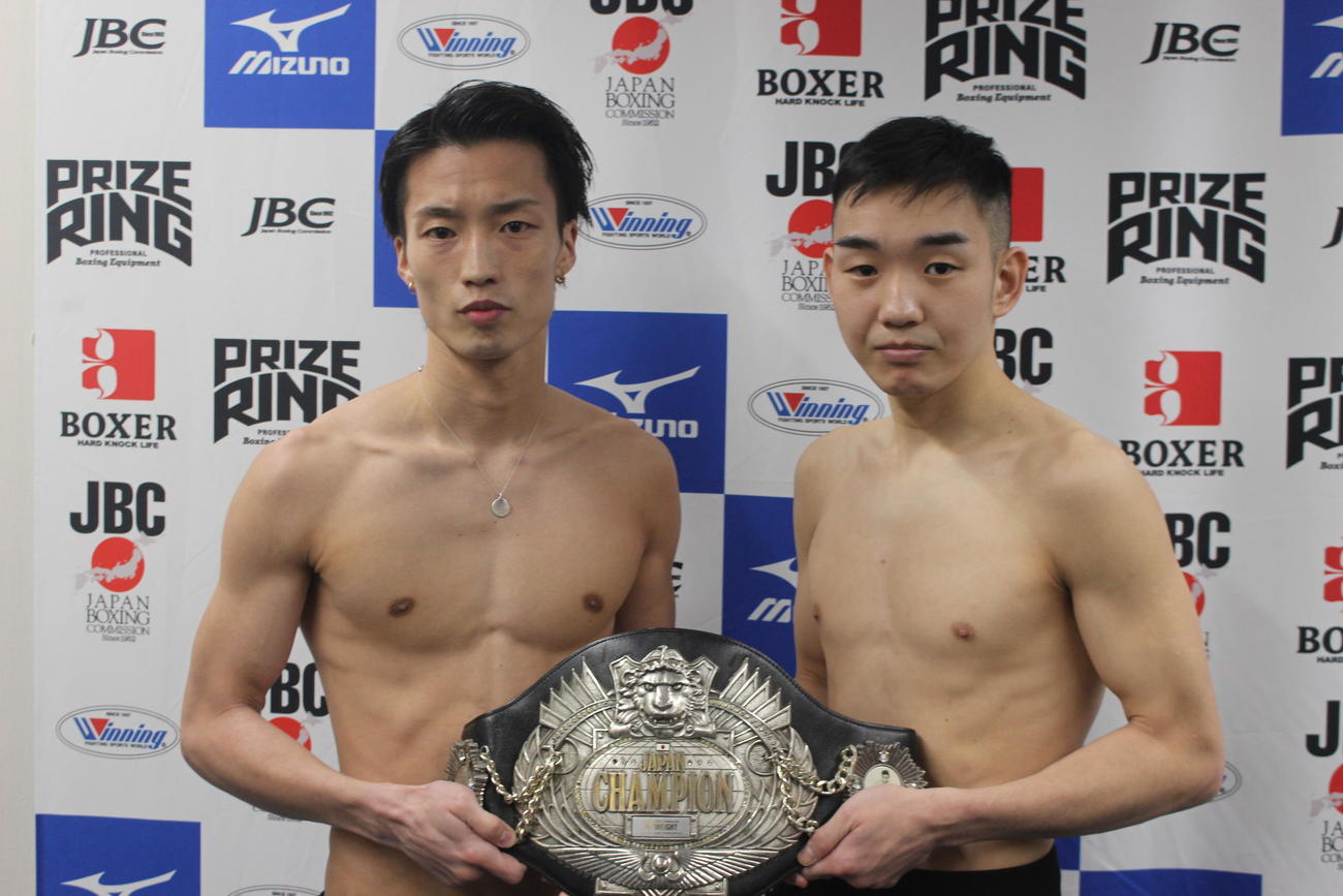 4月1日の日本フライ級王座決定戦（東京・後楽園ホール）を翌日に控えて計量をパスした同級1位山内涼太（角海老宝石）＝左と、同級7位永田丈晶（協栄）（撮影・首藤正徳）