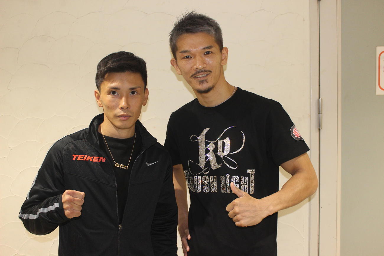 4月1日に東京・後楽園ホールで再起戦に臨む元IBF世界スーパーフェザー級王者の尾川堅一（右）と岩田翔吉（左＝ともに帝拳）はそろって計量をパスした（撮影・首藤正徳））