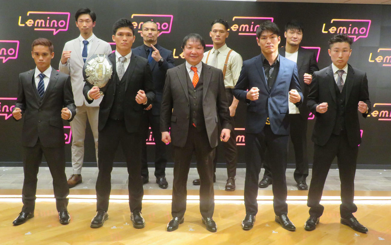 日本タイトルマッチ4試合が組まれたフェニックスバトル99大会に出場する選手たち。中央は興行主催する大橋ジムの大橋秀行会長