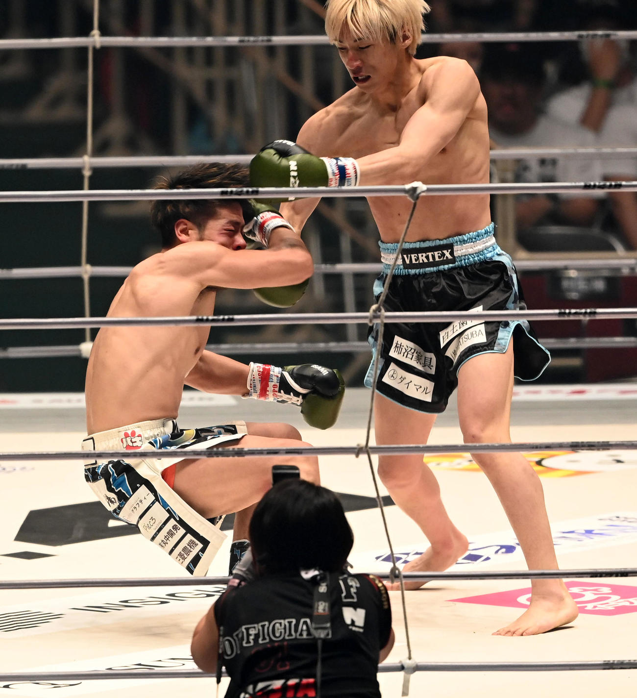 三輪憂斗対赤平大治　1回、三輪憂斗（左）をTKOで破った赤平大治（撮影・前岡正明）