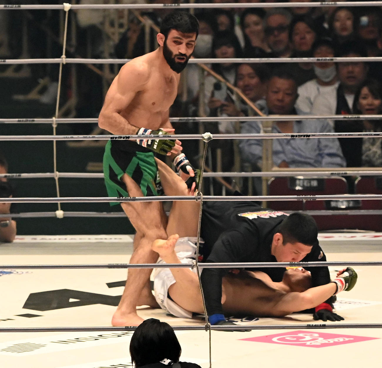 中村優作対メイマン・マメドフ　1回、中村優作（右）をKOで破ったメイマン・マメドフ（撮影・前岡正明）