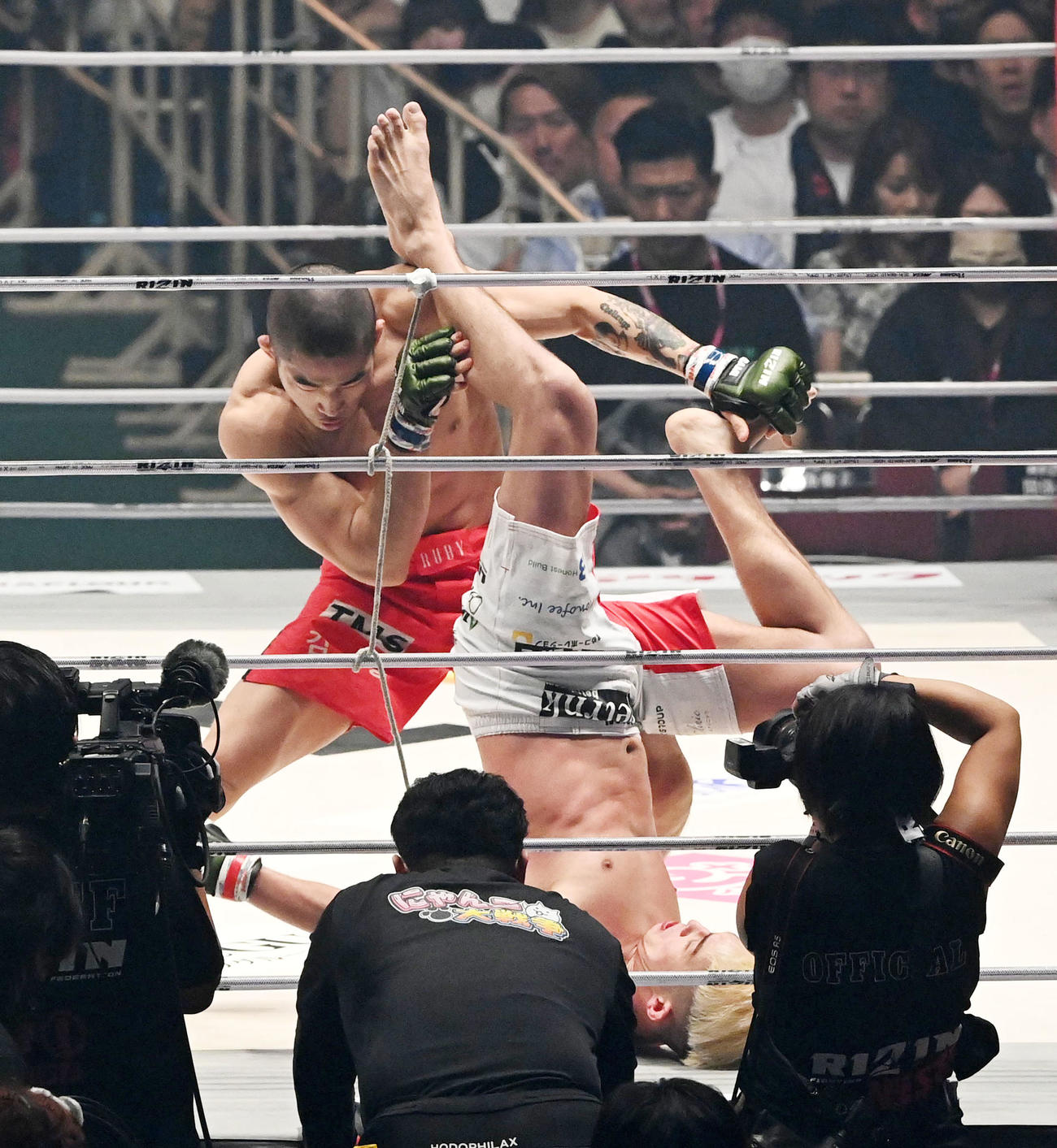 宇佐美正パトリック対キム・ギョンピョ　1回、宇佐美正パトリック（右）を攻めるキム・ギョンピョ（撮影・前岡正明）