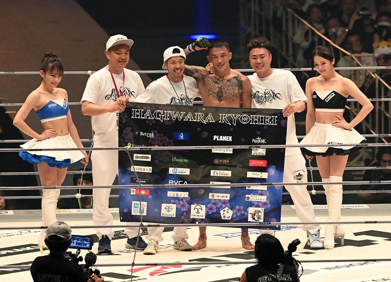 カイル・アグォン対萩原京平　カイル・アグォンを判定で破った萩原京平（撮影・前岡正明）