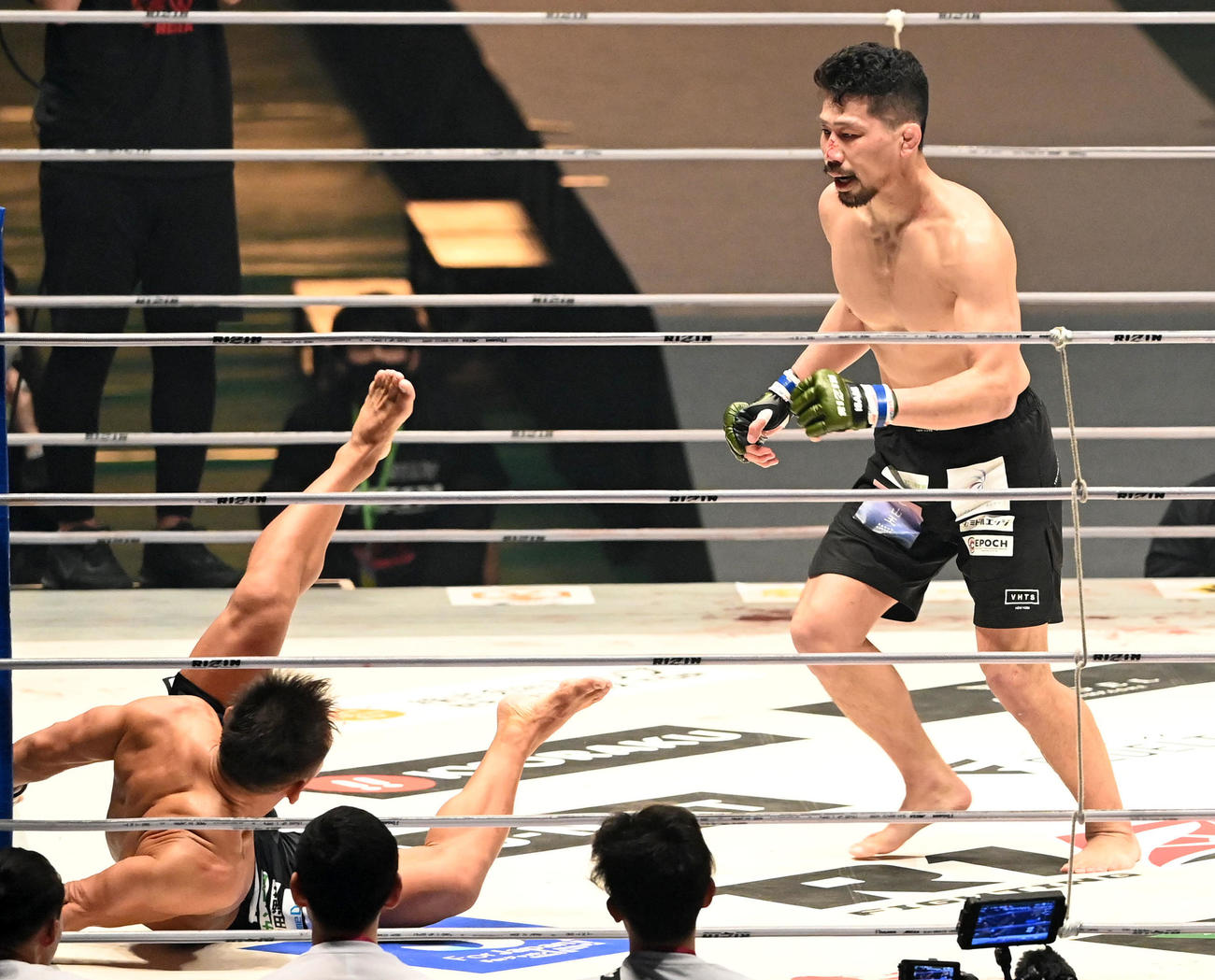 ストラッサー起一対中村K太郎　2回、ストラッサー起一（左）を破った中村K太郎（撮影・前岡正明）