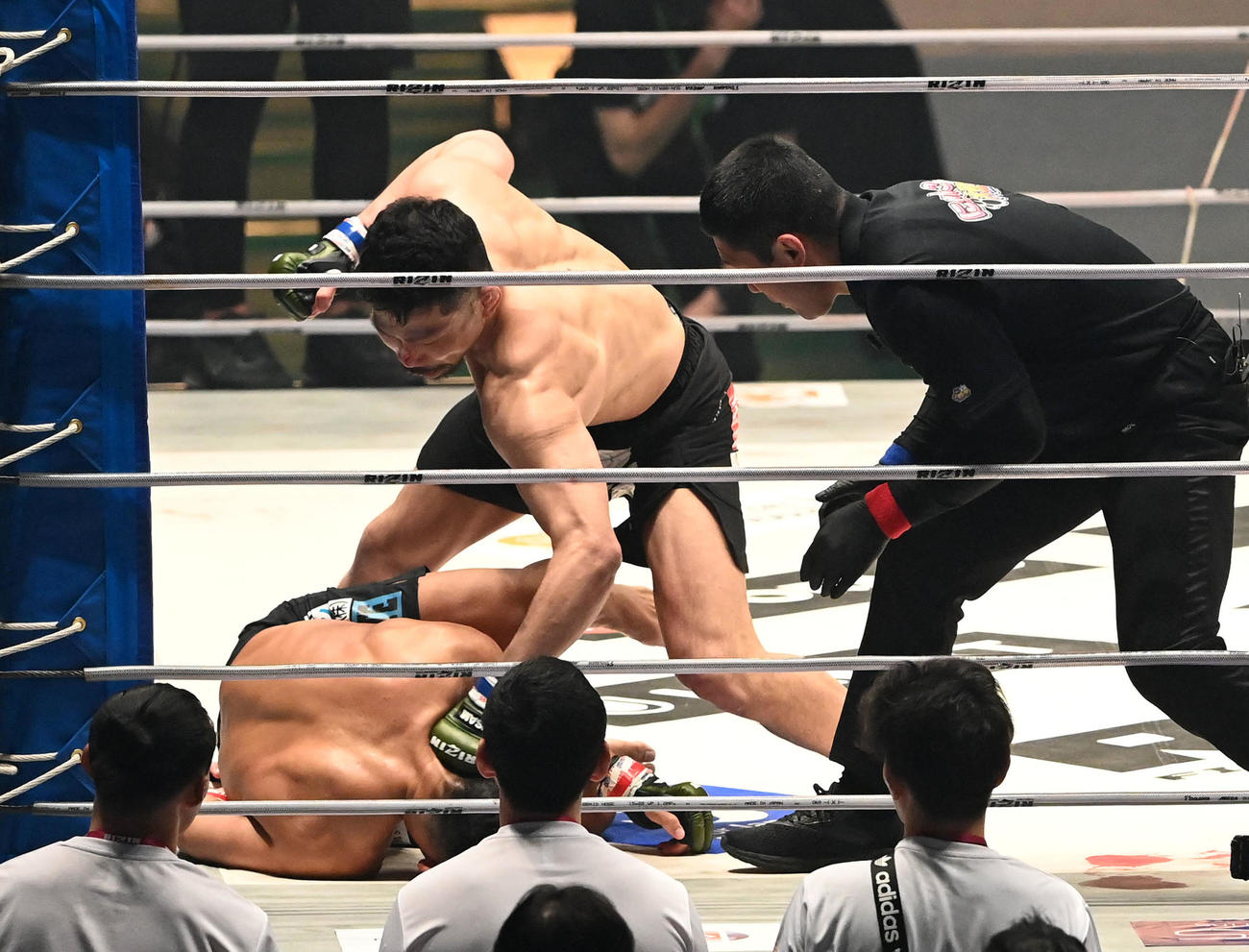 ストラッサー起一対中村K太郎　2回、ストラッサー起一（左）を破った中村K太郎（撮影・前岡正明）