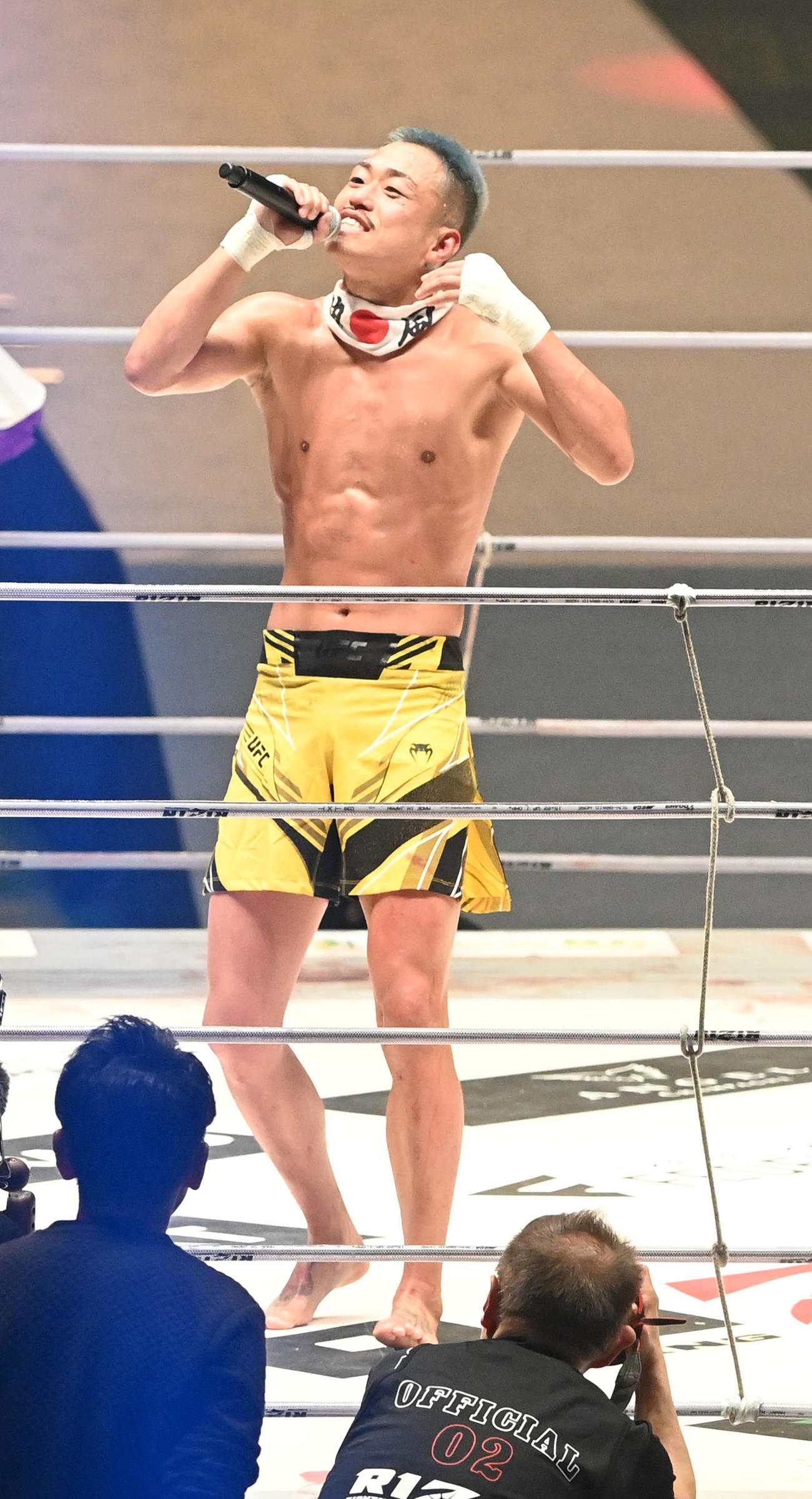 皇治対芦澤竜誠　3回、皇治に判定勝ちの芦澤竜誠はナマズ音頭を熱唱（撮影・前岡正明）