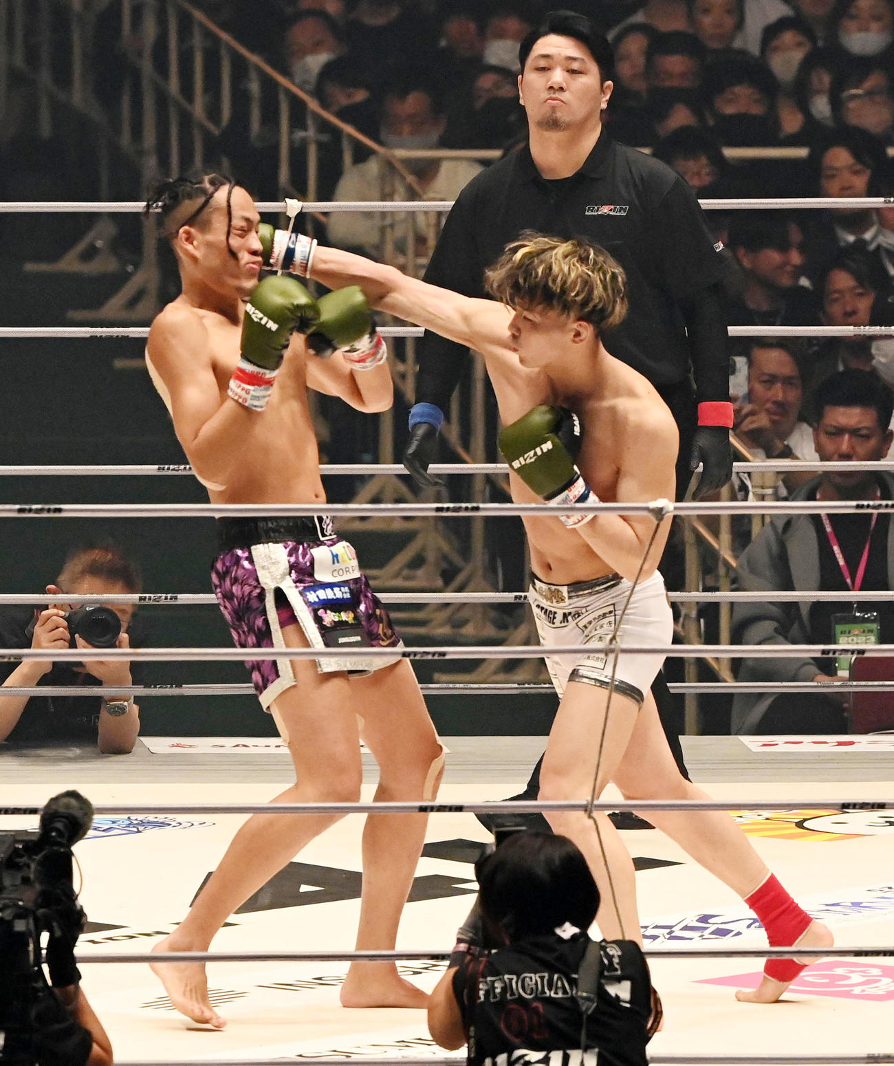 進撃の祐基対木村“ケルベロス”颯太　1回、進撃の祐基からダウンを奪う木村“ケルベロス”颯太（撮影・前岡正明）