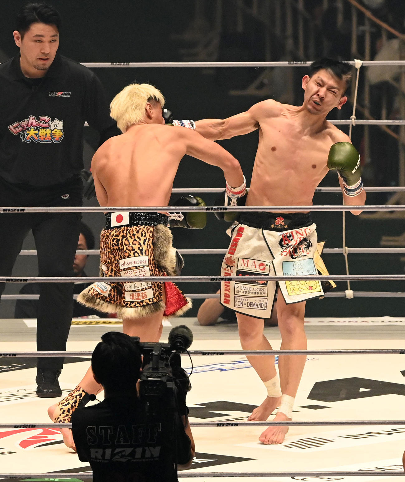 駿対元氣　1回、元氣（右）をKOで破った駿（撮影・前岡正明）