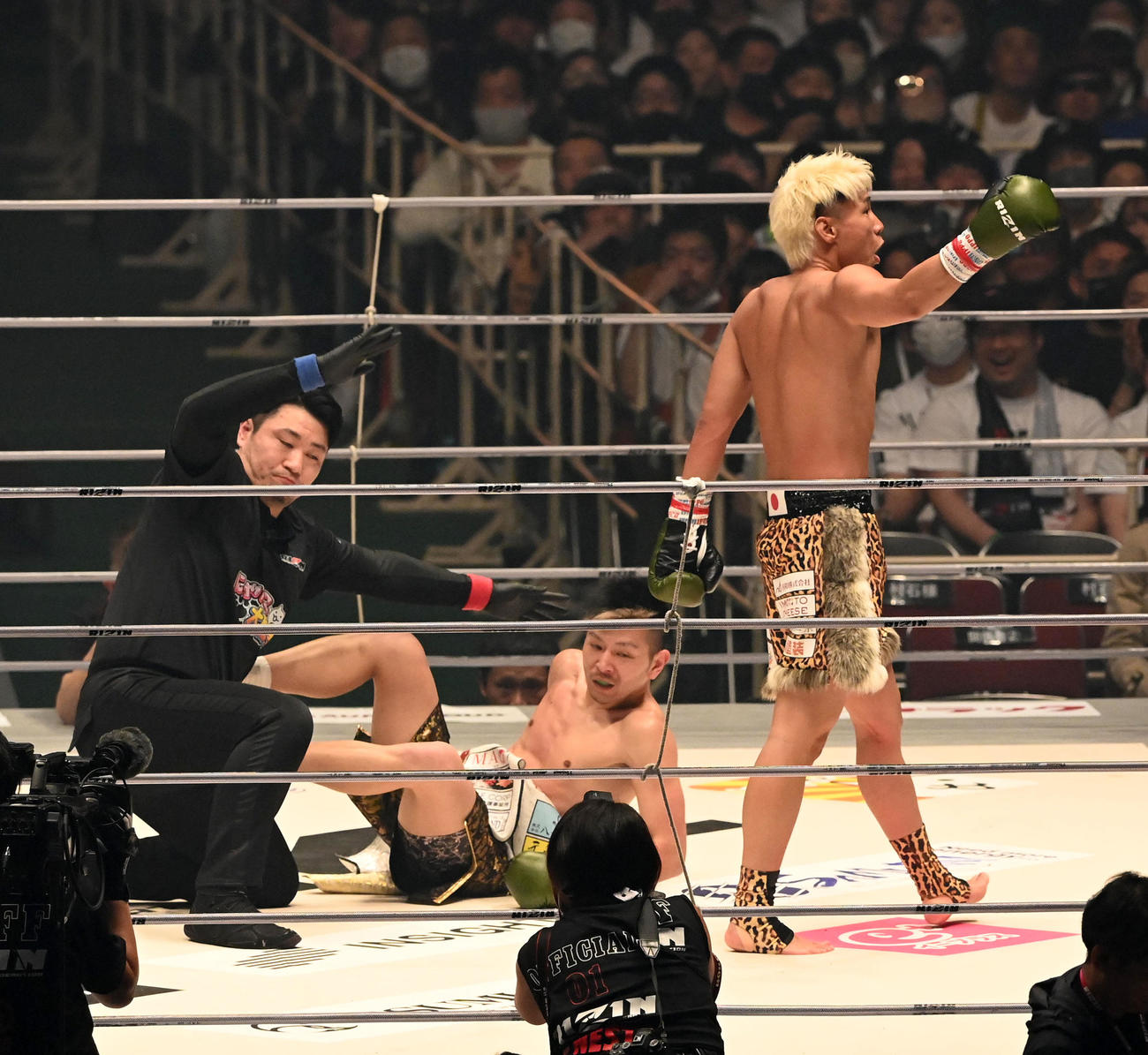 駿対元氣　1回、元氣（左）をKOで破った駿（撮影・前岡正明）