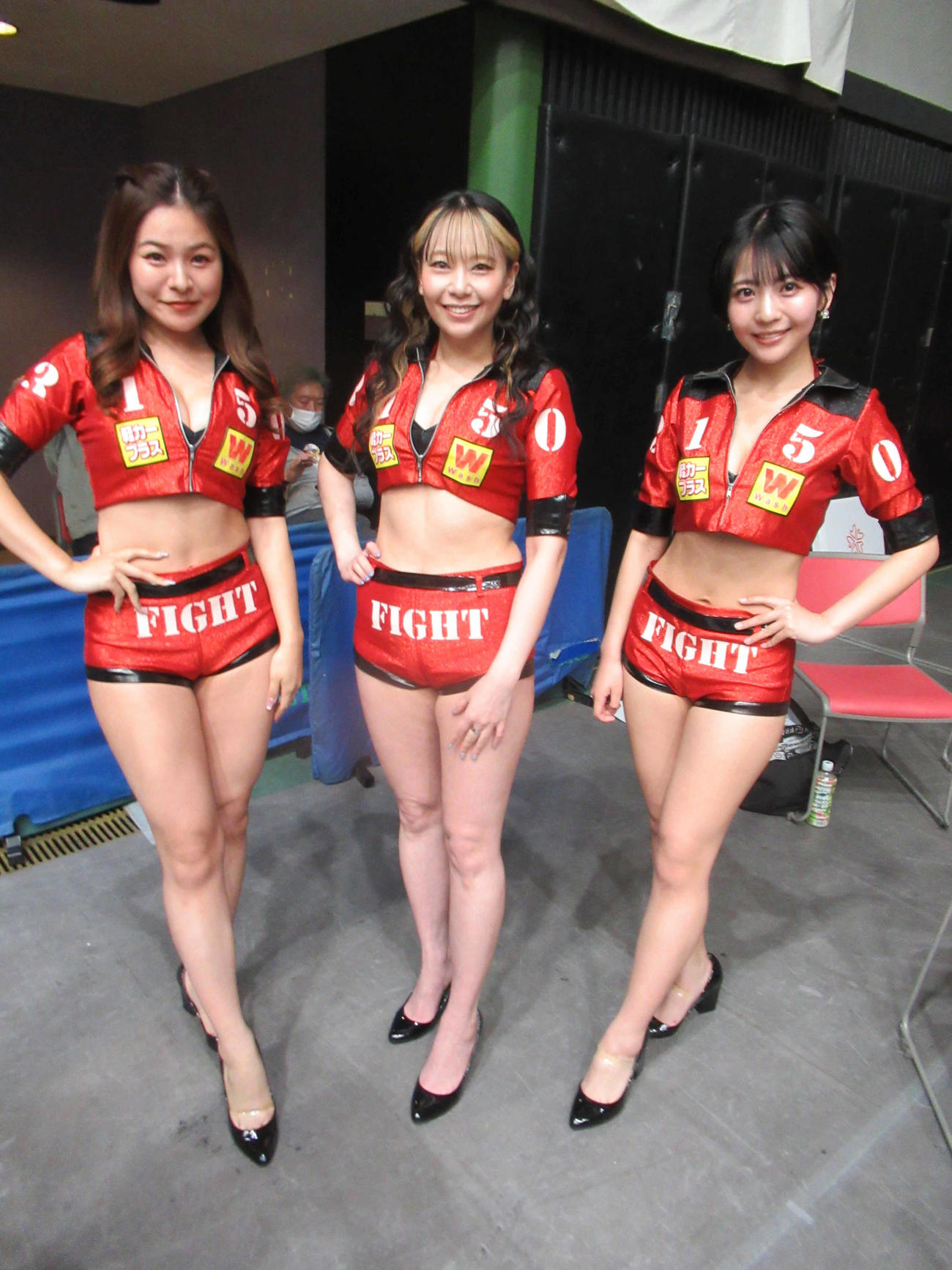 ラウンドガールを務めた3150ガールズの左から西野、磯部、佐々木（撮影・実藤健一）