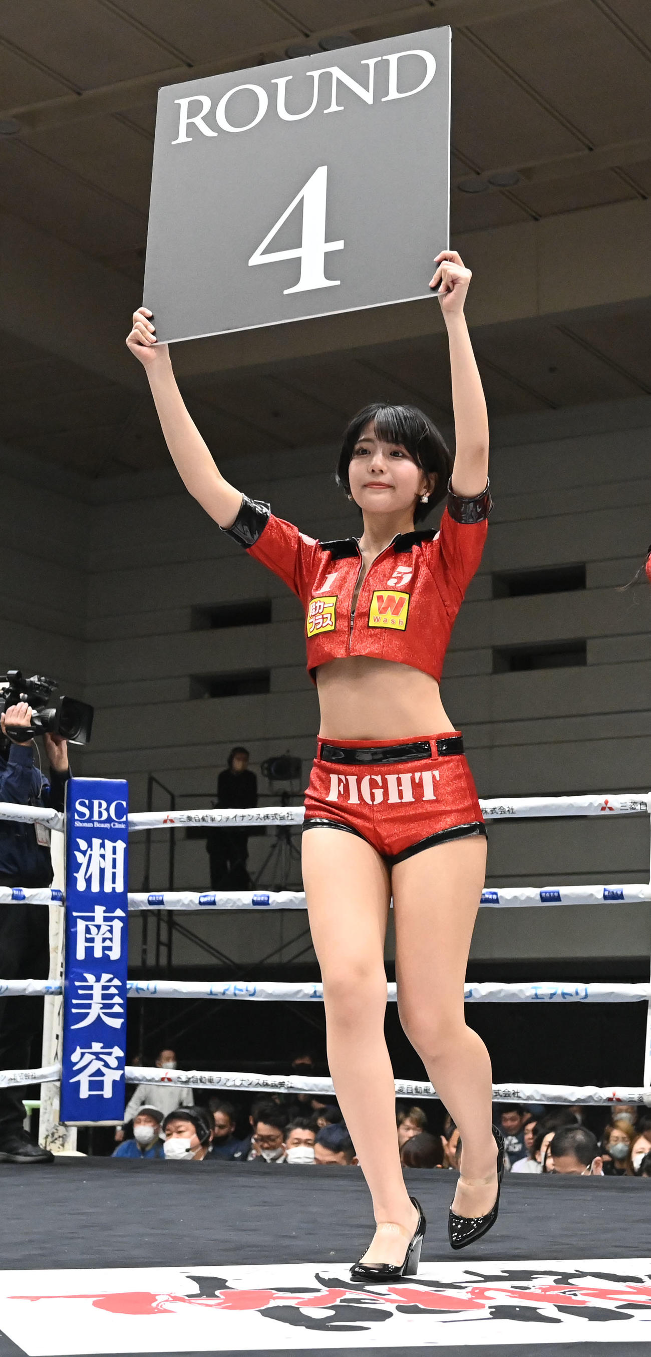 3150FIGHTラウンドガールの佐々木萌香（撮影・和賀正仁）
