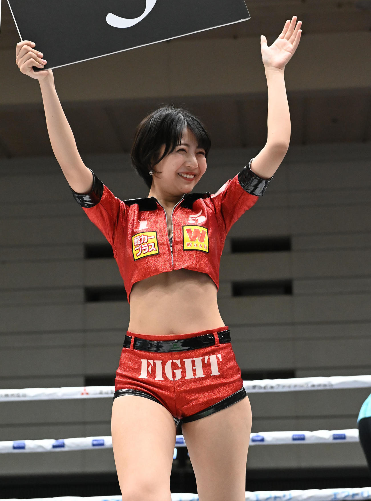 3150FIGHTラウンドガールの佐々木萌香（撮影・和賀正仁）