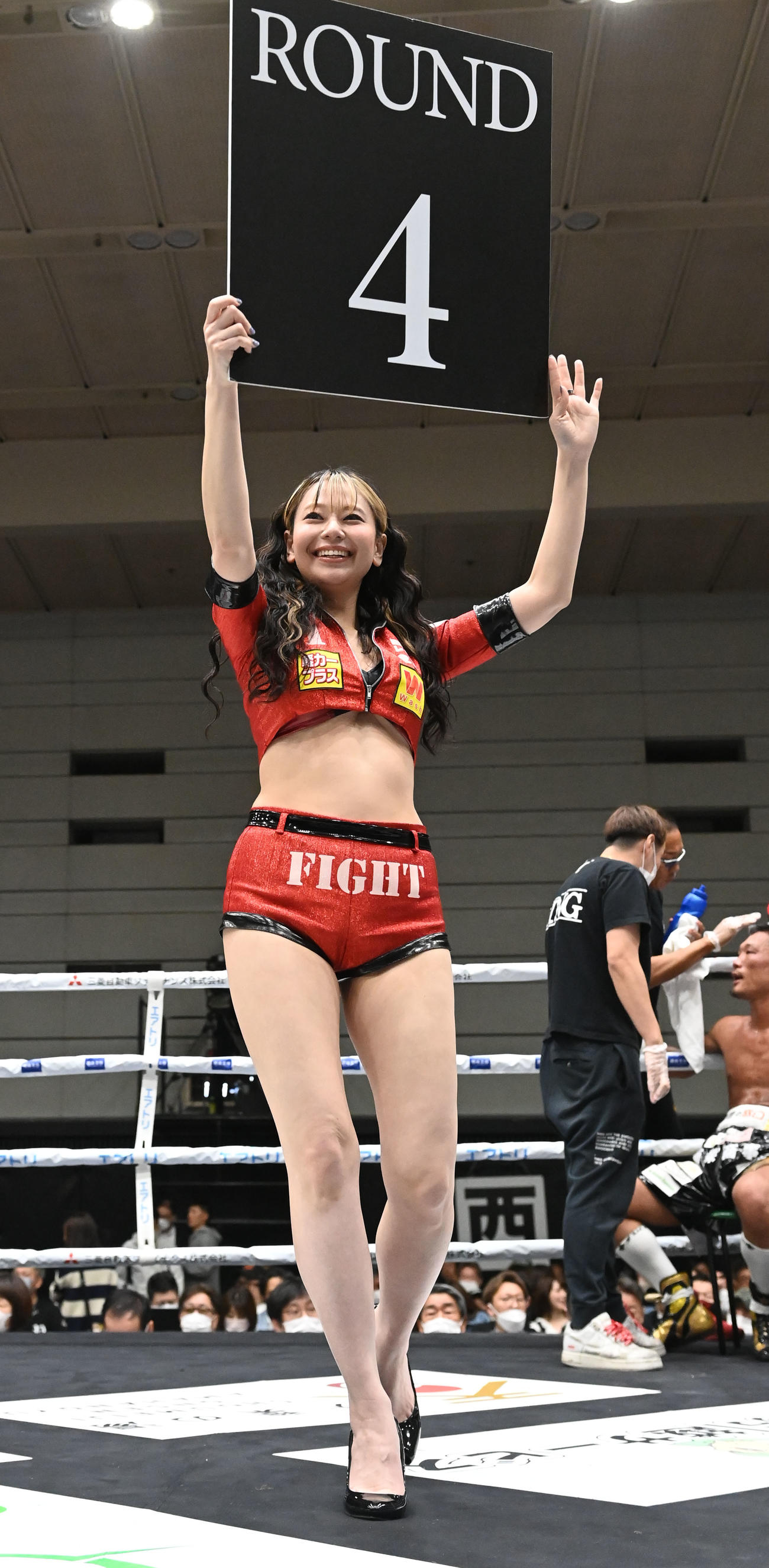 3150FIGHTラウンドガールの礒部希帆（撮影・和賀正仁）