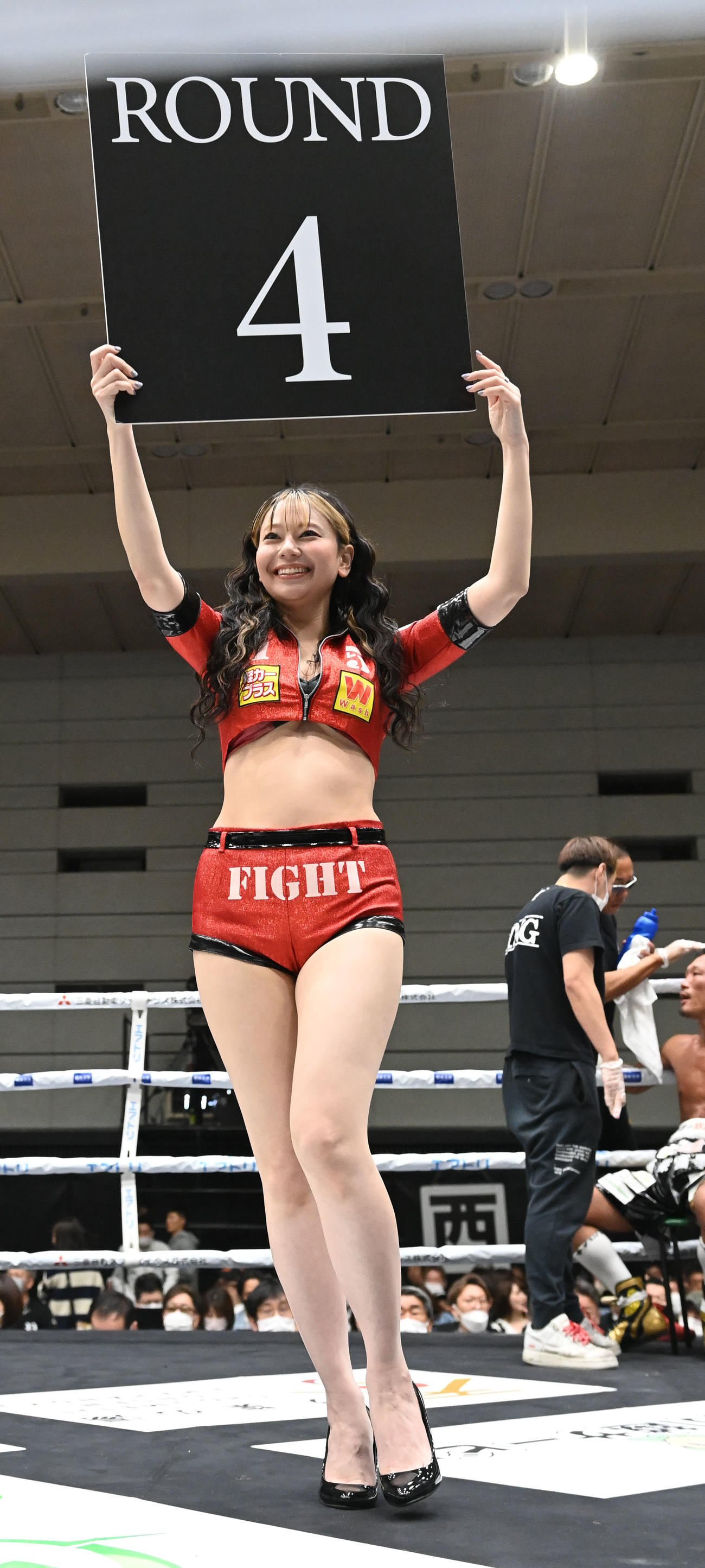 3150FIGHTラウンドガールの礒部希帆（撮影・和賀正仁）