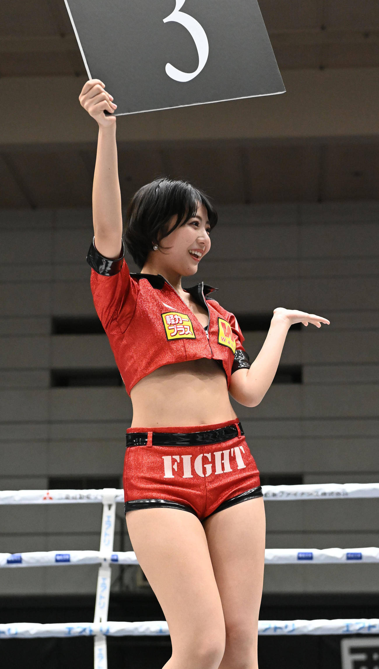 3150FIGHTラウンドガールの佐々木萌香（撮影・和賀正仁）