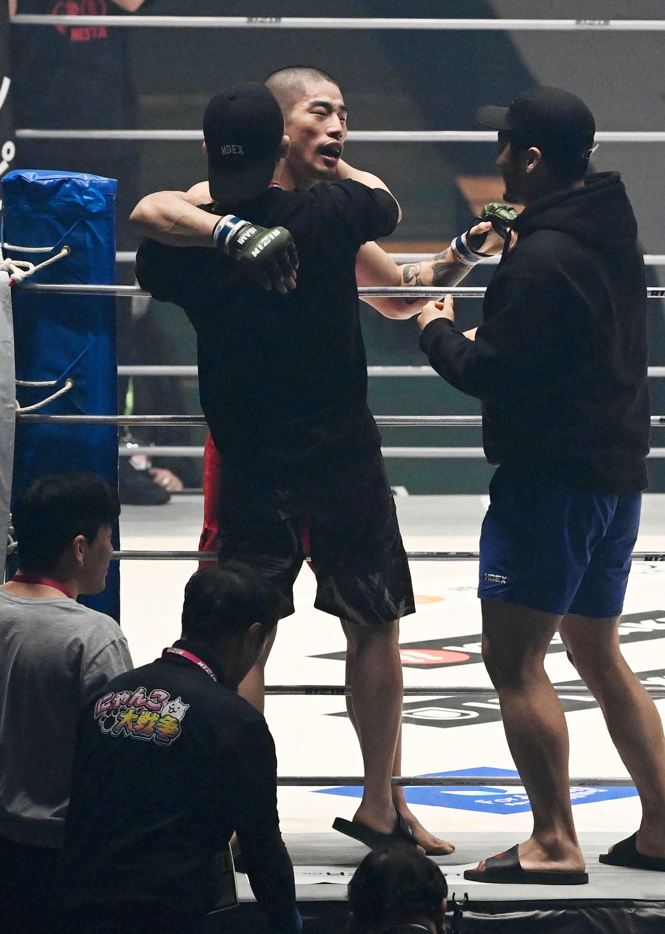 宇佐美正パトリック対キム・ギョンピョ　1回、宇佐美正パトリックを破りセコンドと抱き合うキム・ギョンピョ（撮影・前岡正明）