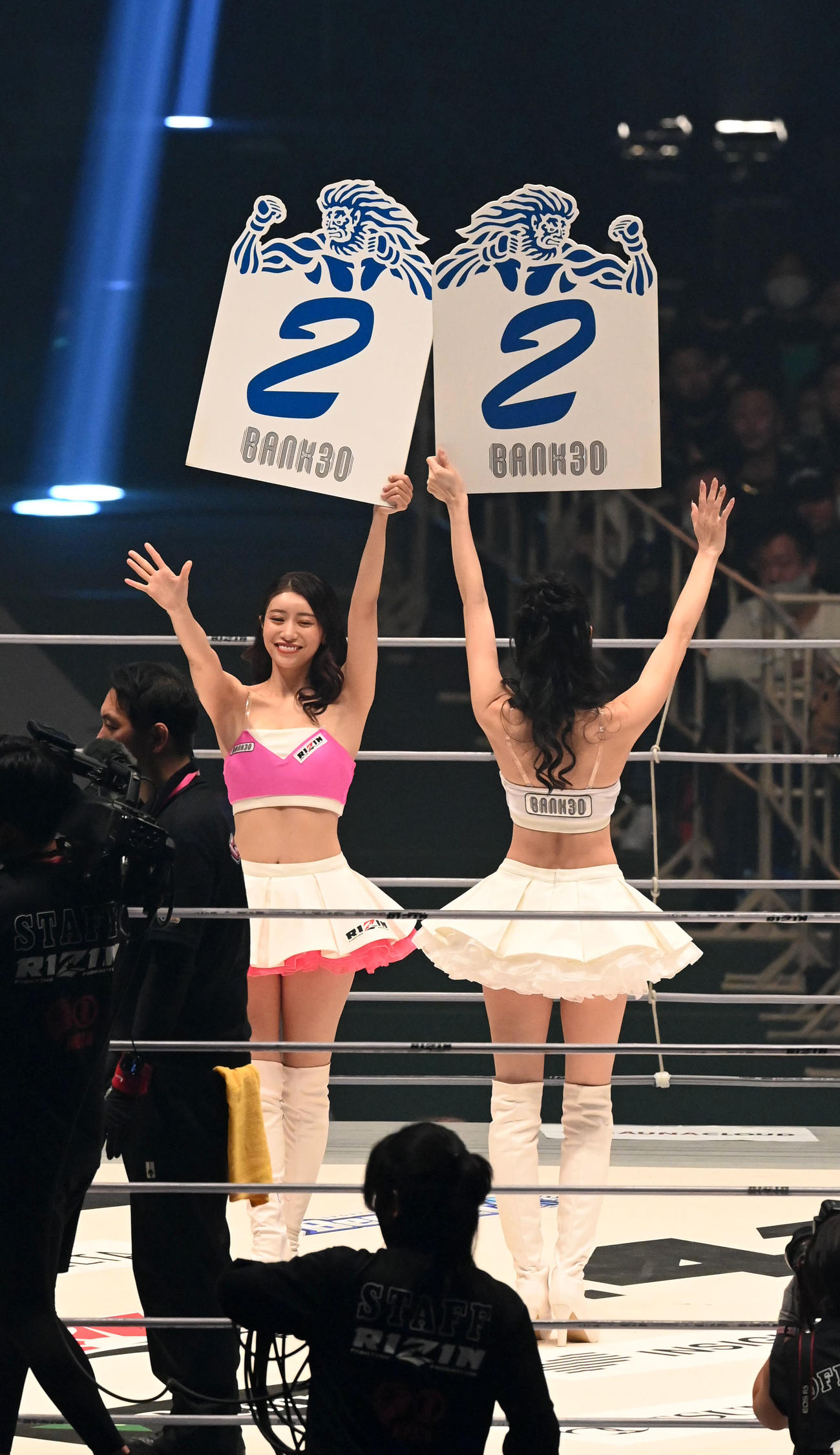 RIZINガール荒井つかさ（右）とHinano（撮影・前岡正明）