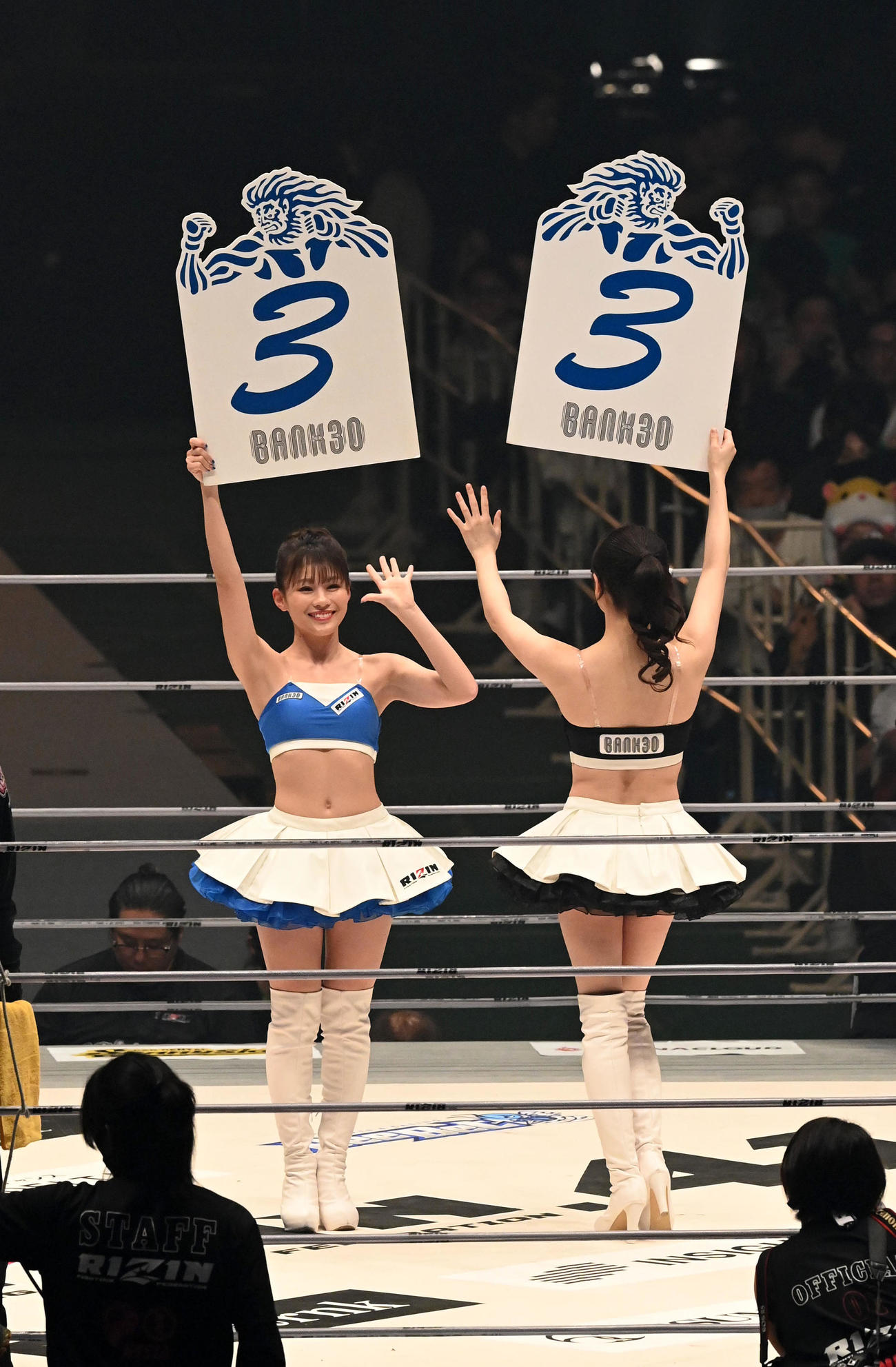 RIZINガール加奈（左）と澤田実架（撮影・前岡正明）
