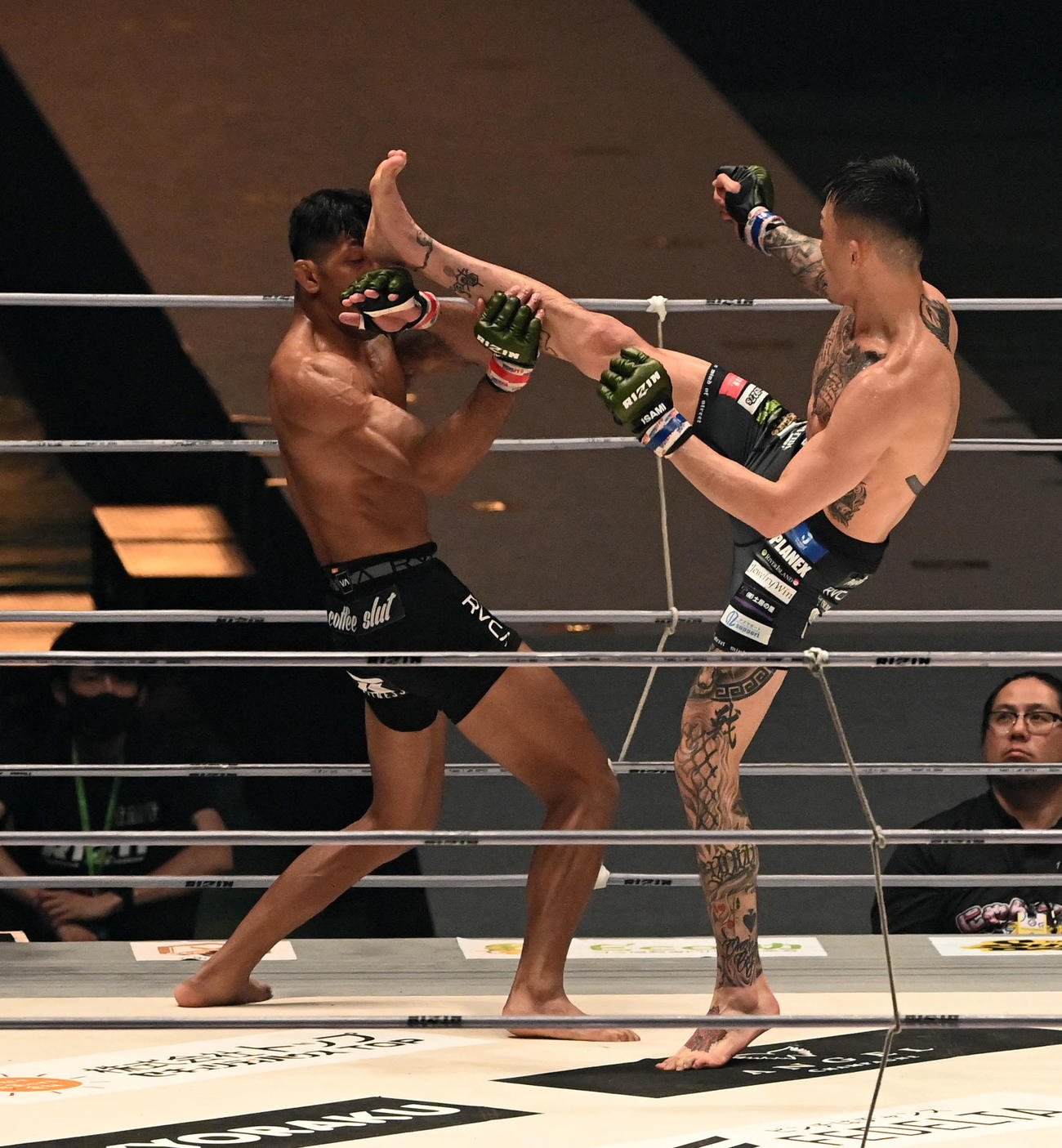 カイル・アグォン対萩原京平　3回、カイル・アグォン（左）にキックを放つ萩原京平（撮影・前岡正明）