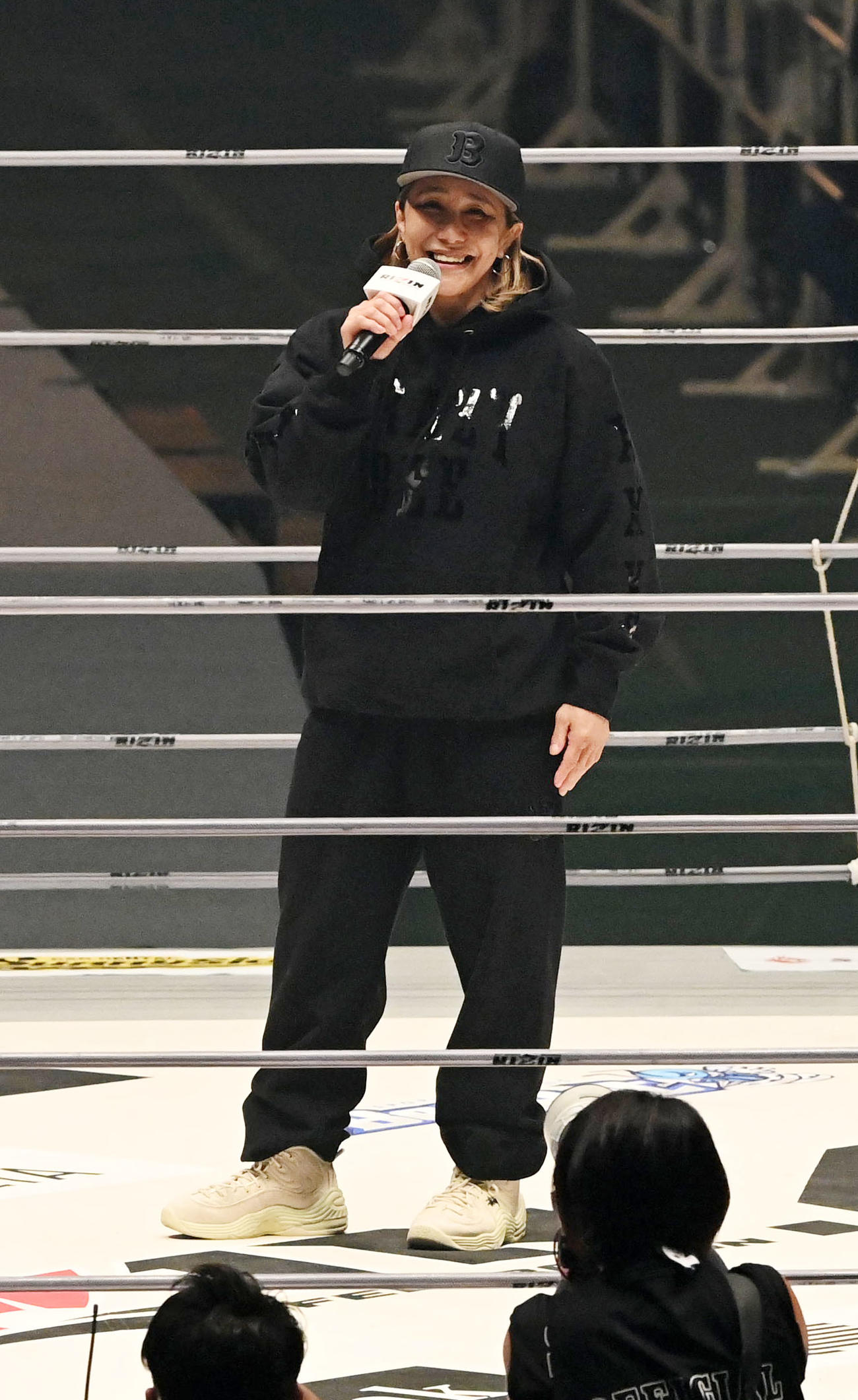 引退試合の延期が決まりファンにあいさつする山本美憂（撮影・前岡正明）