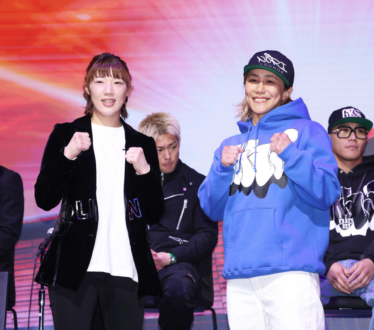 RIZIN．42」対戦カード発表会に臨む伊沢星花（左）と山本美憂（2023年3月6日撮影）