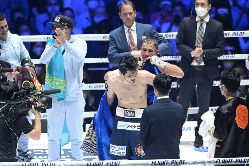 試合後、ゴロフキンのガウンを本人から着させてもらう村田（手前中央）（2022年4月9日撮影）