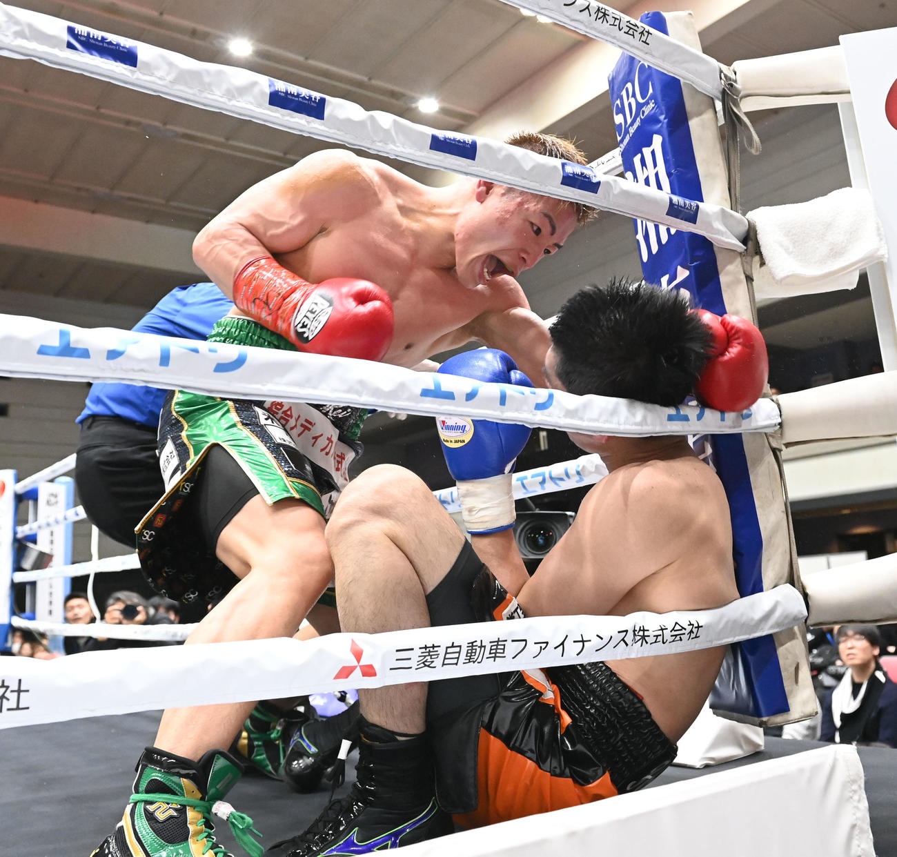 9回、加藤寿（右）をコーナーに追い詰めパンチを繰り出す中島玲（撮影・和賀正仁）