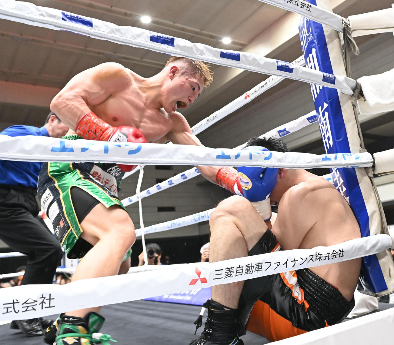 9回、加藤寿（右）をコーナーに追い詰めパンチを繰り出す中島玲（撮影・和賀正仁）