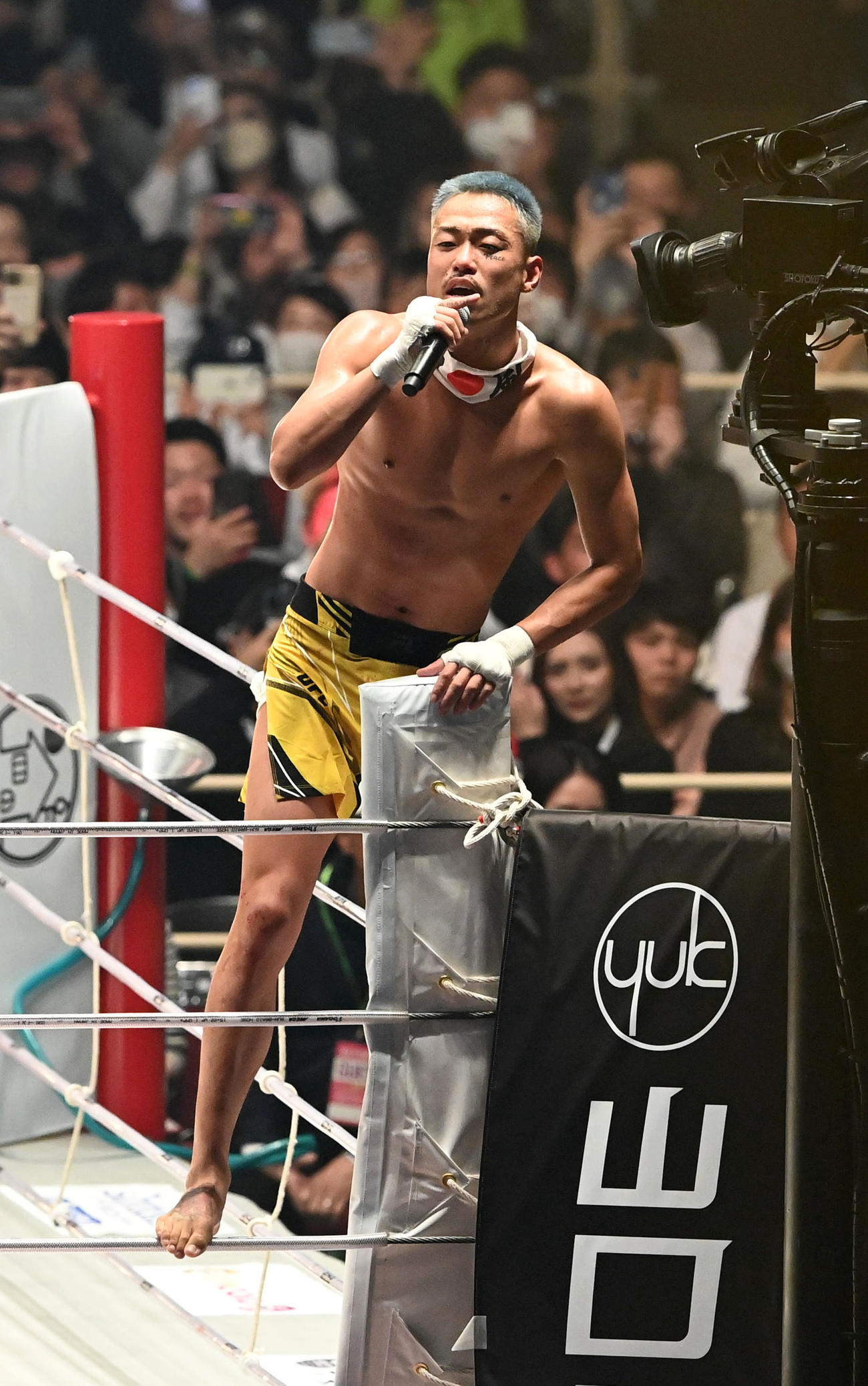 皇治対芦澤竜誠　3回、皇治に判定勝ちの芦澤竜誠はナマズ音頭を熱唱（撮影・前岡正明）