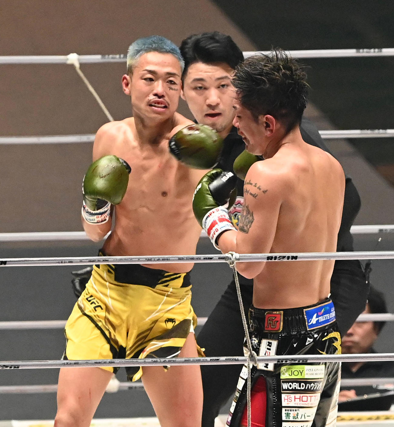 皇治対芦澤竜誠　3回、皇治（右）に左を放つ芦澤竜誠（撮影・前岡正明）