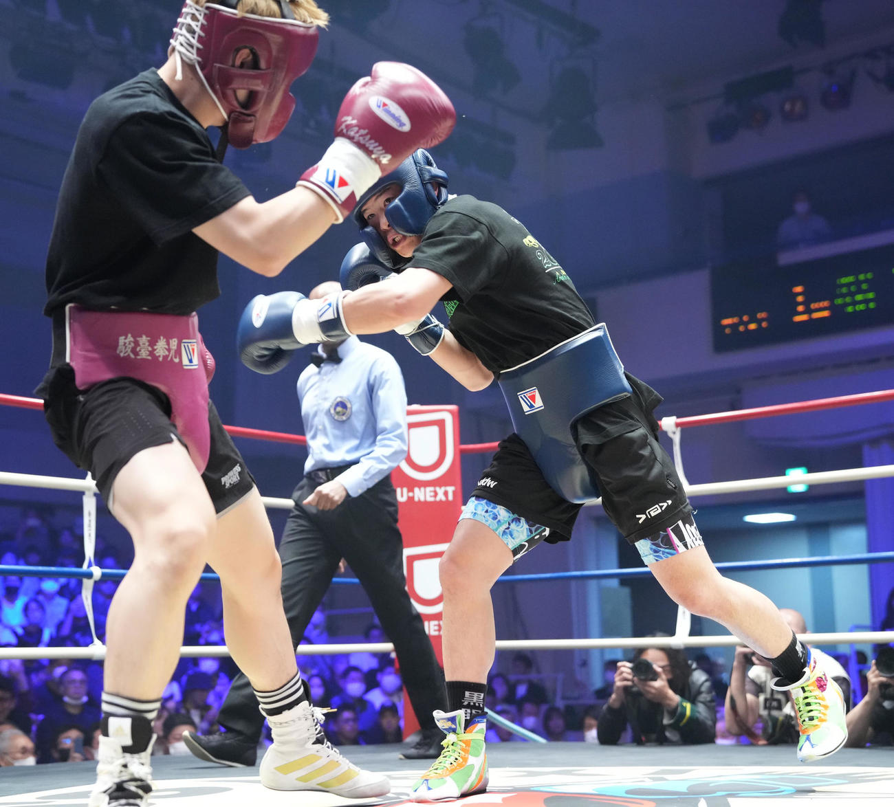 公開スパーリングを披露する那須川（撮影・小沢裕）