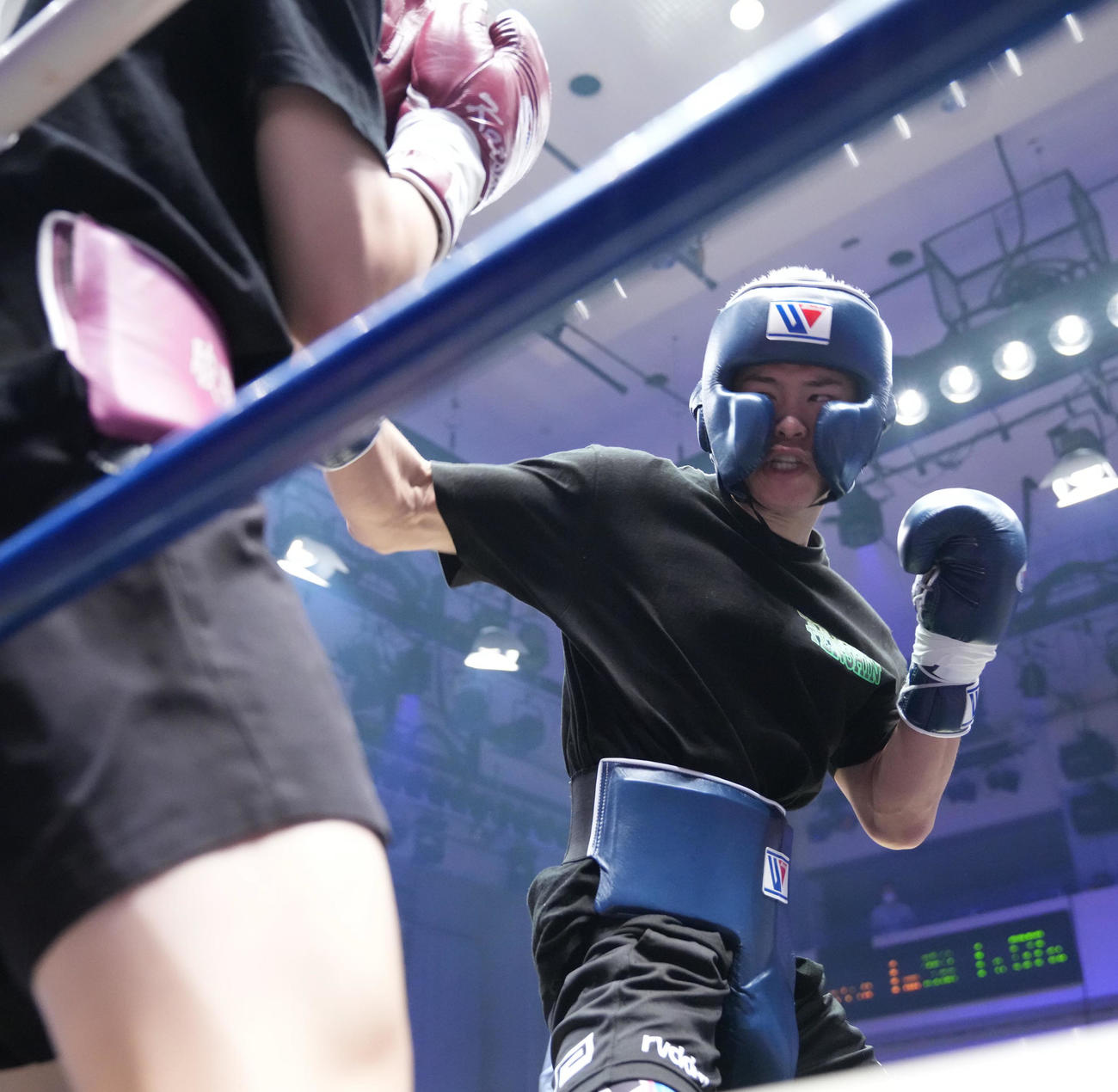 公開スパーリングを披露する那須川（撮影・小沢裕）
