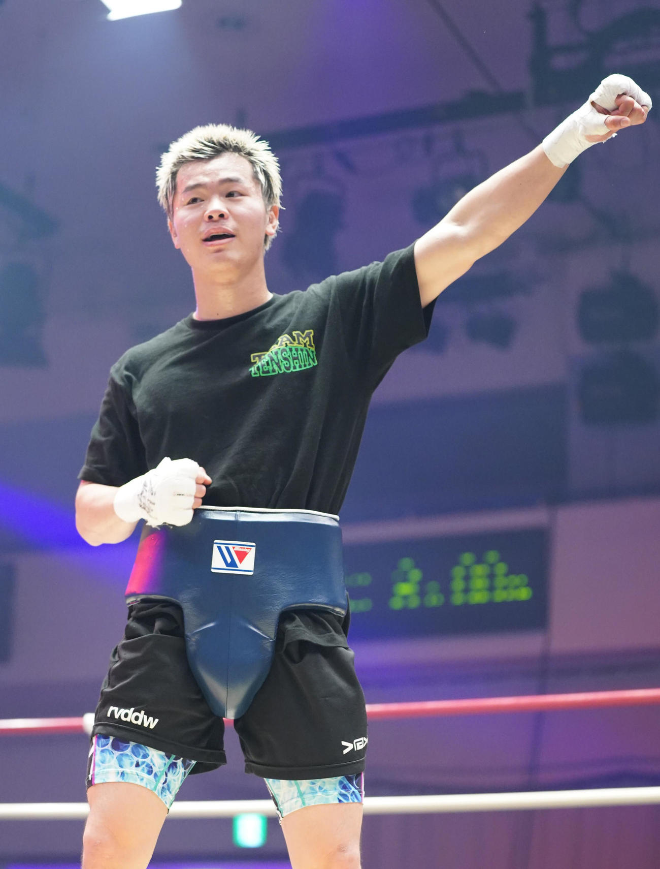 公開スパーリング後のあいさつでデビュー戦勝利を宣言し拳を突き上げる那須川（撮影・小沢裕）