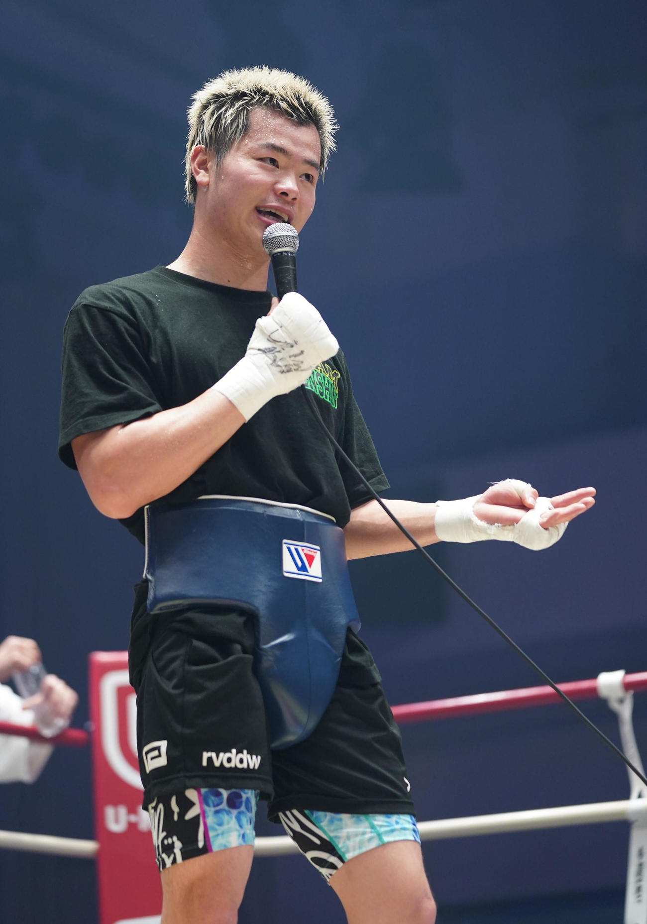 公開スパーリング後にマイクであいさつする那須川（撮影・小沢裕）