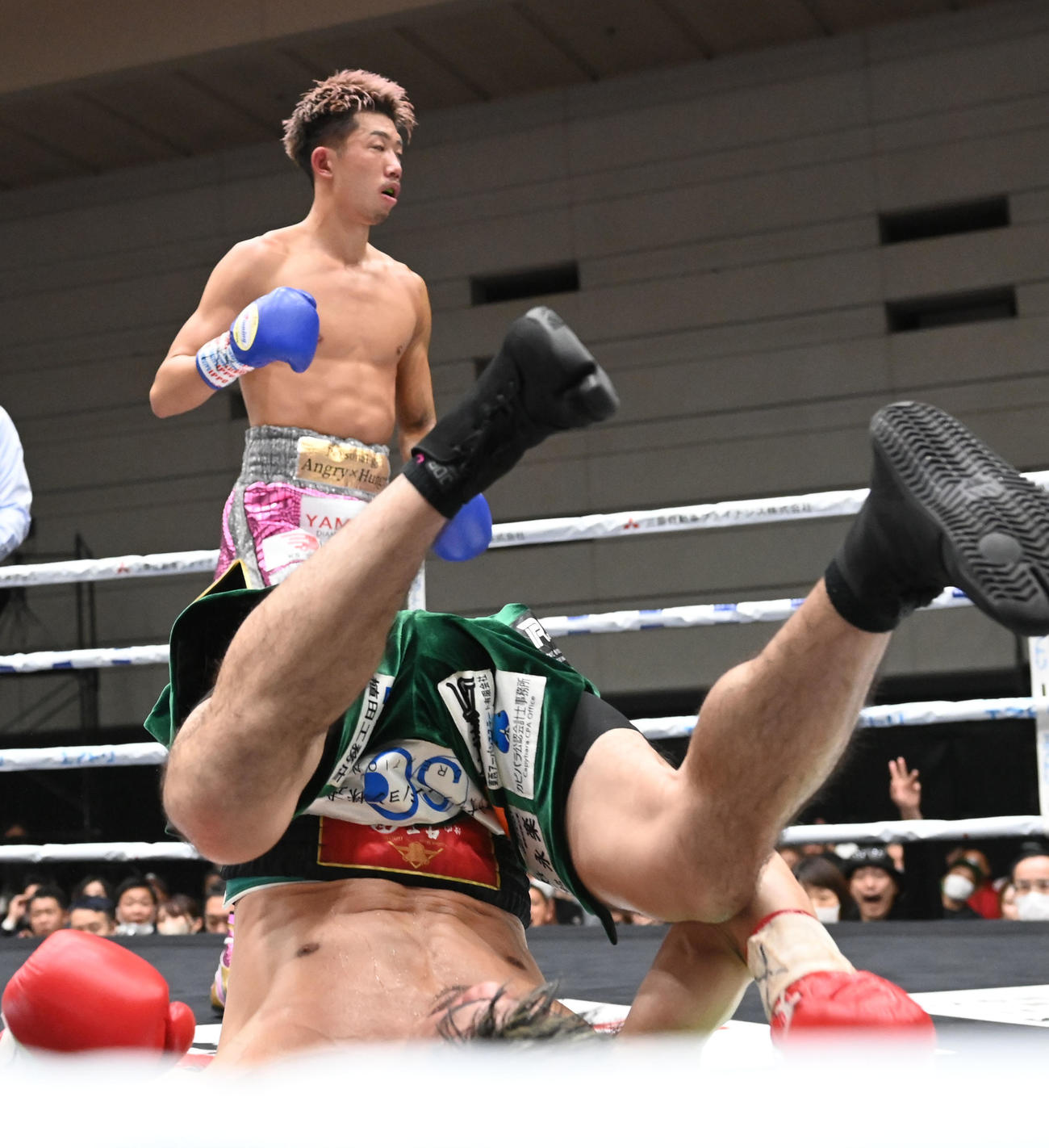 4回、右ストレートで坂晃典（手前）からダウンを奪う原優奈（撮影・和賀正仁）